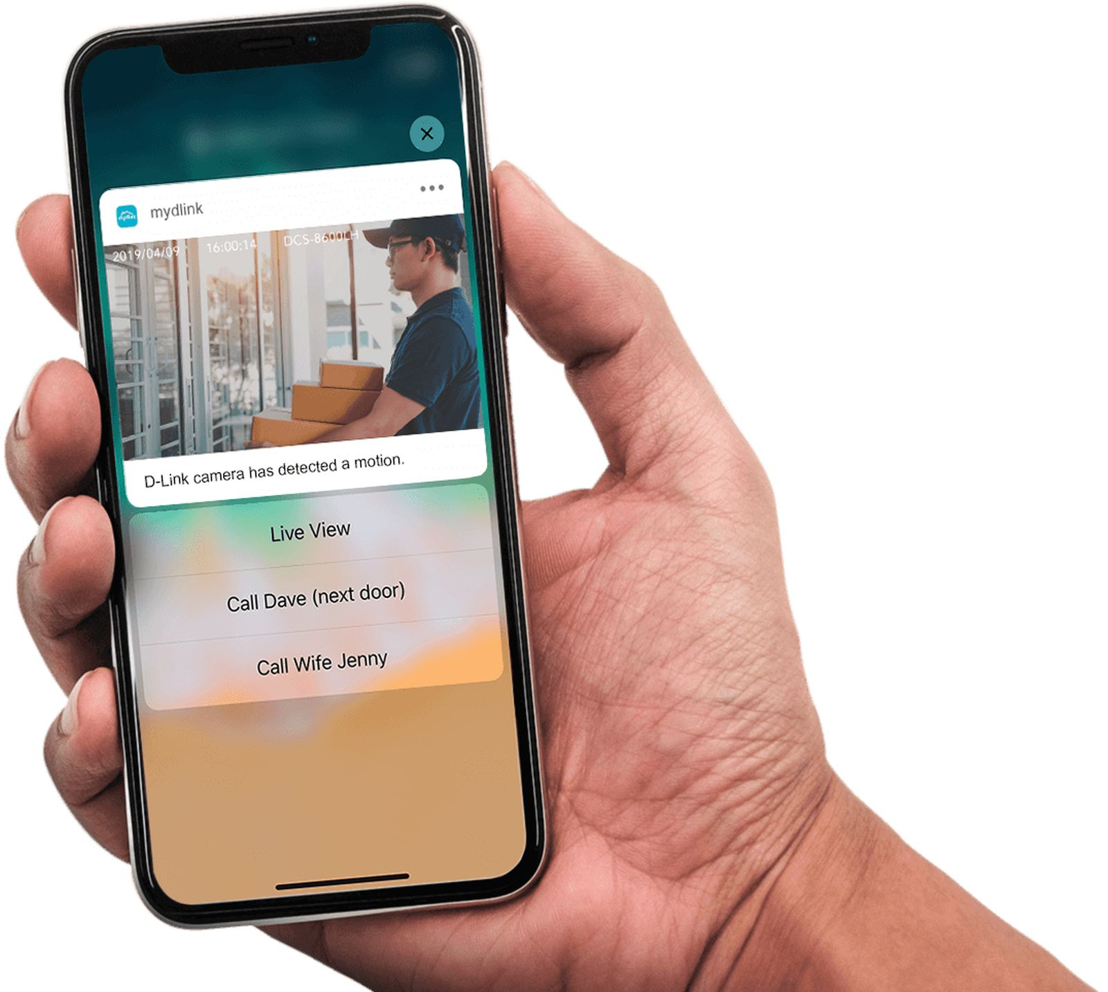Ręka trzymająca telefon z osobą z pudełkami. Ekran pokazuje powiadomienie o ruchu z kamery D-Link.