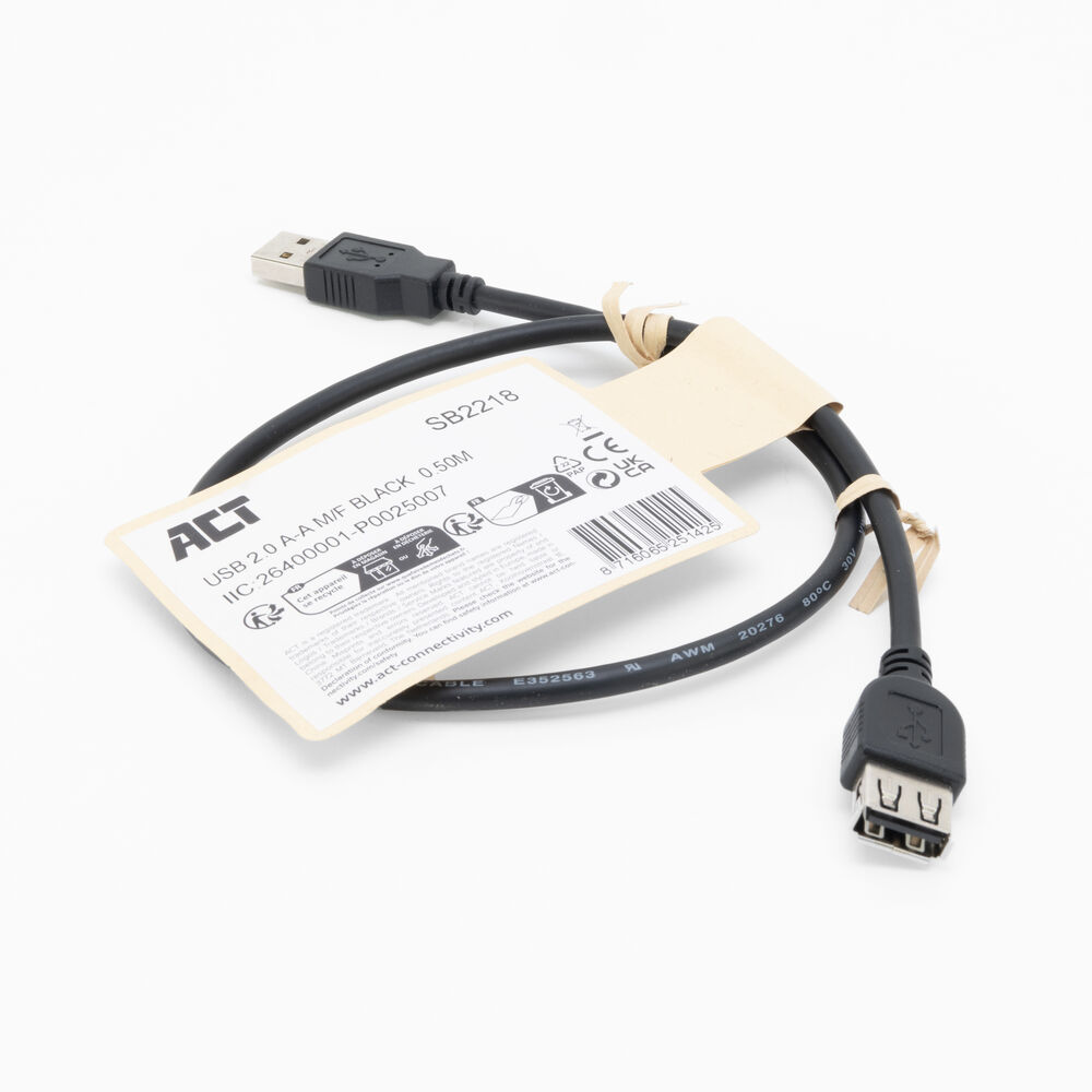 Un cavo USB nero con un'etichetta attaccata. L'etichetta ha testo e codice a barre. Il cavo è su sfondo bianco.