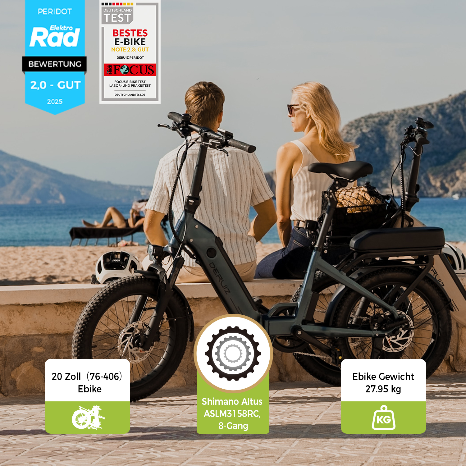 Ein Paar sitzt am Strand mit einem E-Bike. Das Fahrrad hat 20-Zoll-Räder und wiegt 27,95 kg. Testergebnisse sind sichtbar.
