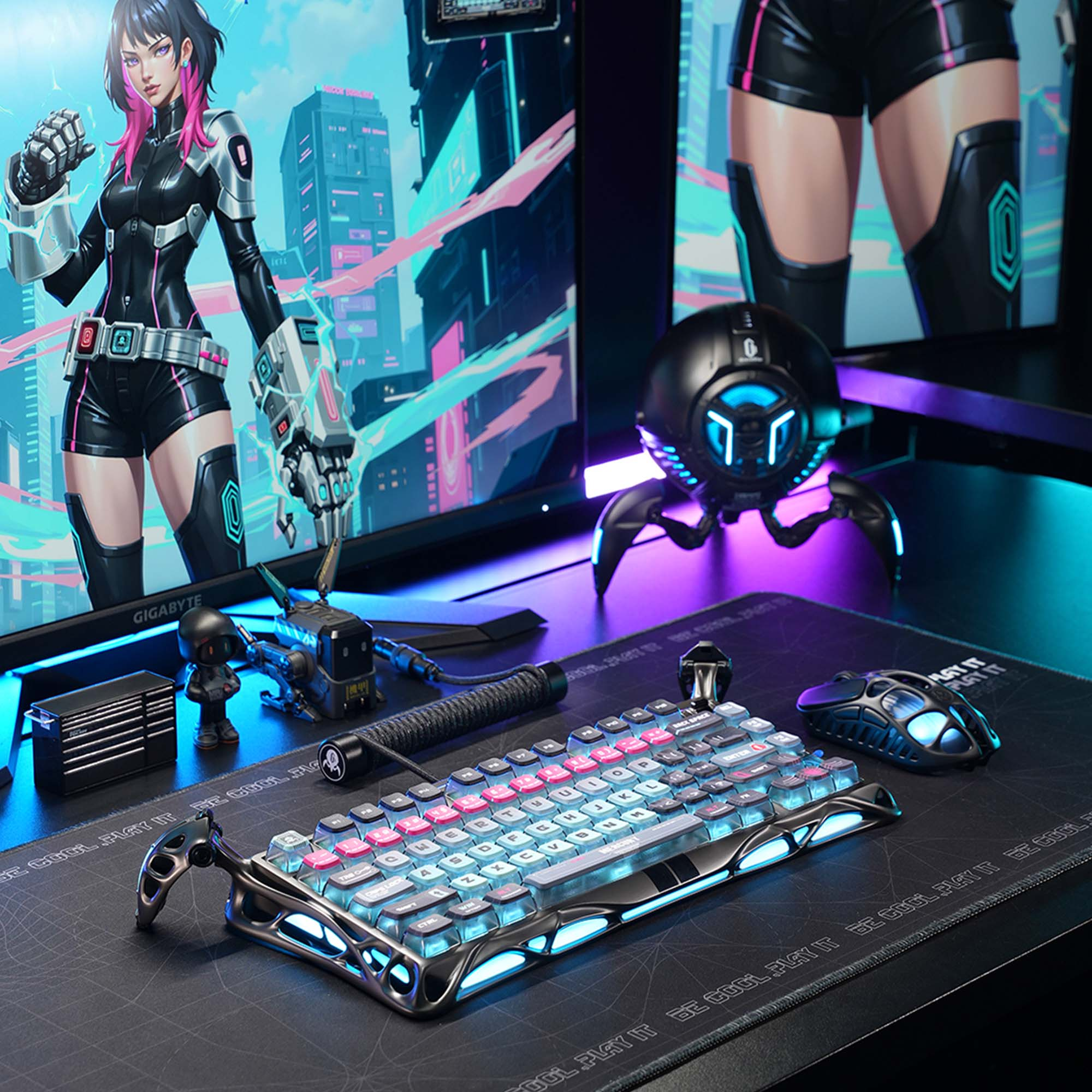 Konfiguracja do gier z klawiaturą, myszką, monitorem z futurystyczną kobietą, figurkami robotów i czarną matą.
