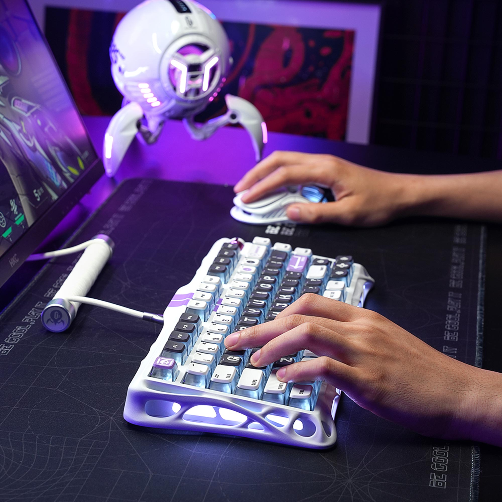 Ręce używają białej klawiatury i myszy. Futuristyczny biały głośnik i ekran w tle.