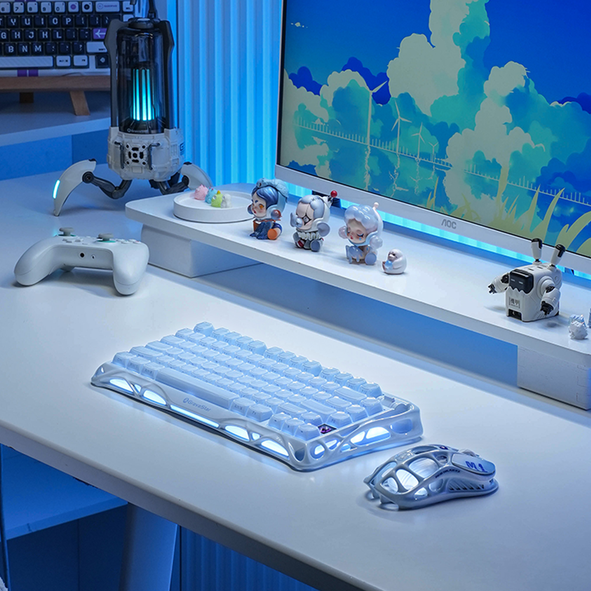 Konfiguracja biurka z klawiaturą, myszą, kontrolerem i figurkami. Monitor wyświetla pochmurne niebo. Scena jest oświetlona niebieskimi światłami.