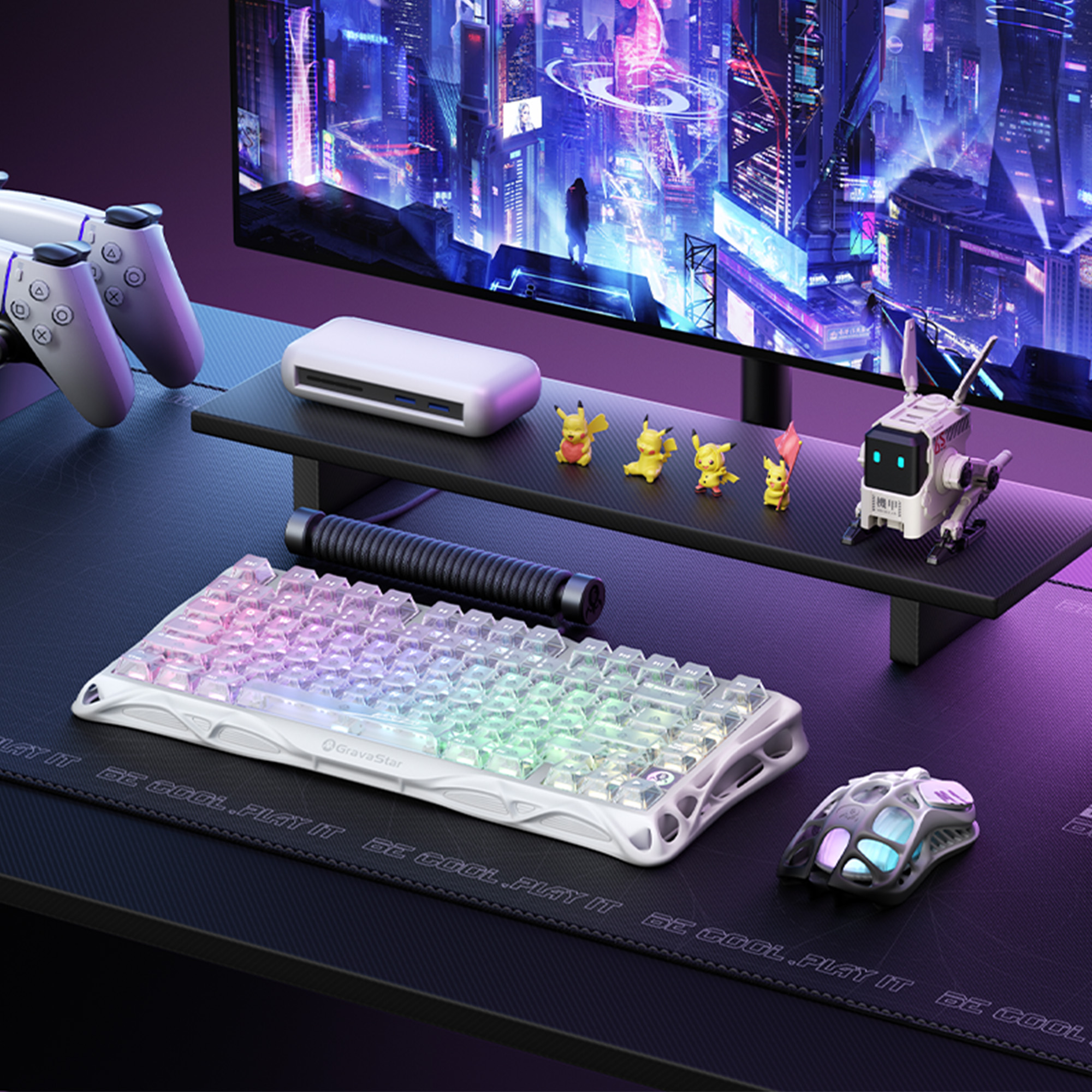 Konfiguracja do gier z klawiaturą, myszą i monitorem z grafiką miejską. Zawiera kontrolery, figurki Pikachu i robota.