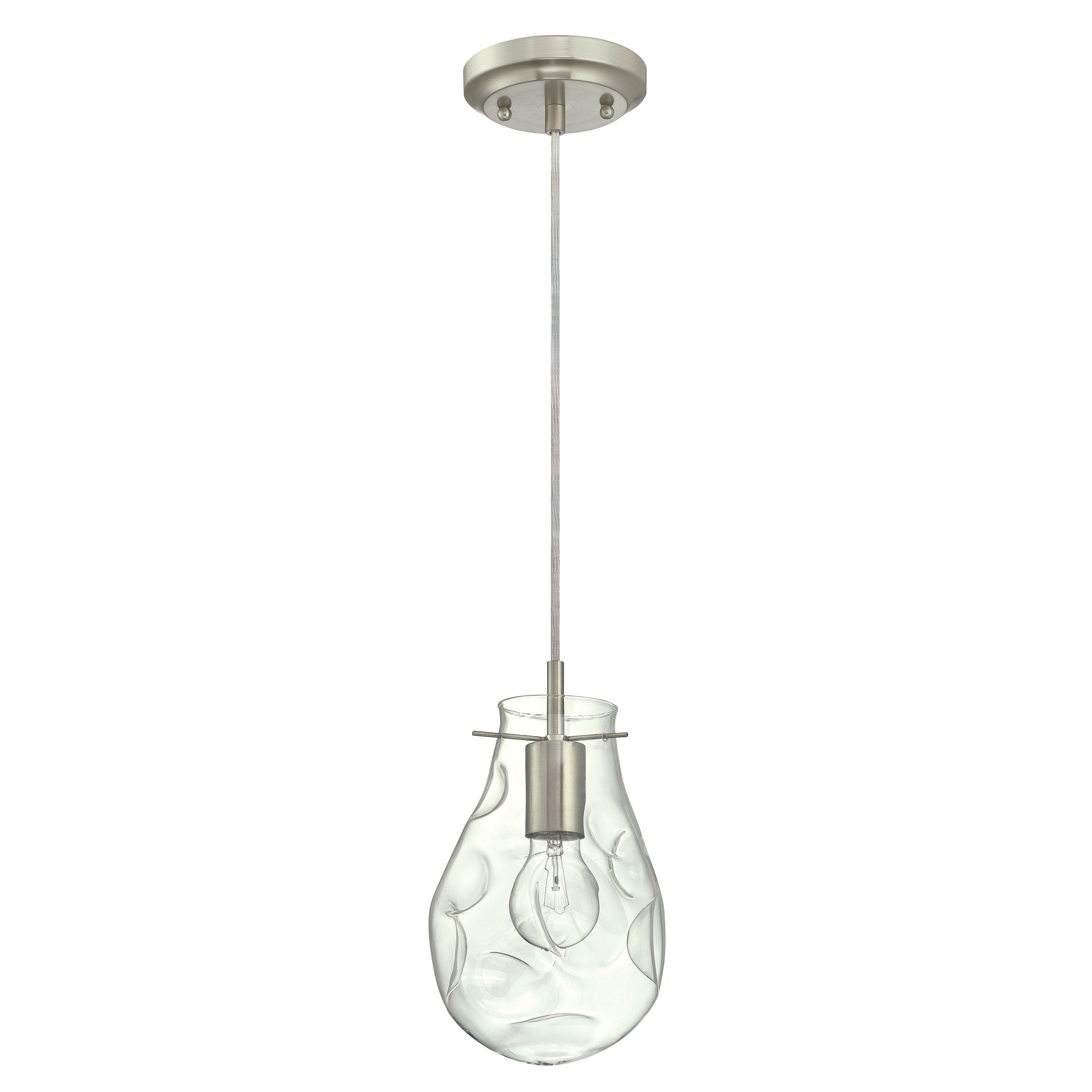 Eine moderne Pendelleuchte mit klarem, strukturiertem Glasschirm. Sie hängt an einer silbernen Halterung und einer weißen Decke.