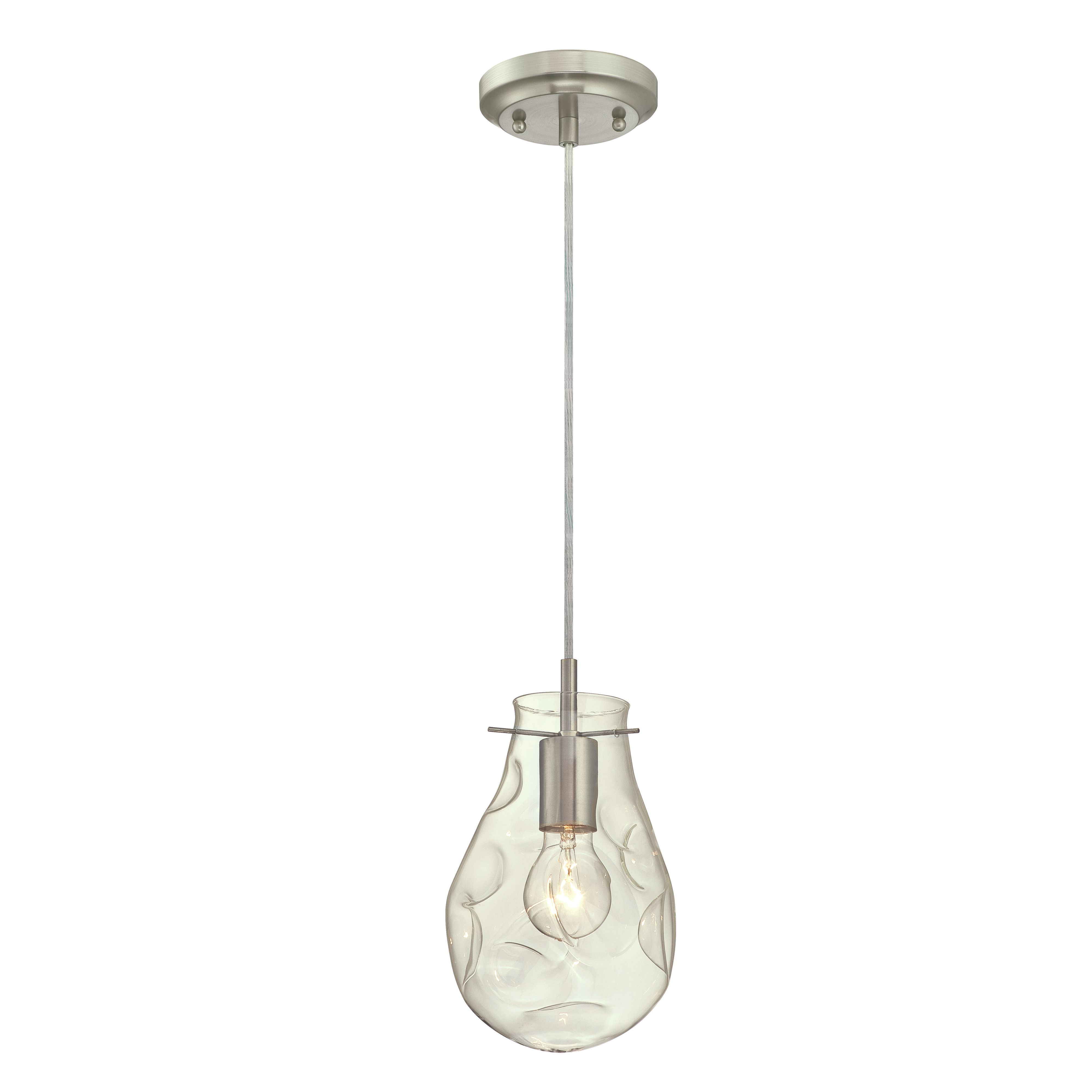 Eine moderne Pendelleuchte mit klarem, strukturiertem Glasschirm. Sie hängt an einem silbernen Baldachin.