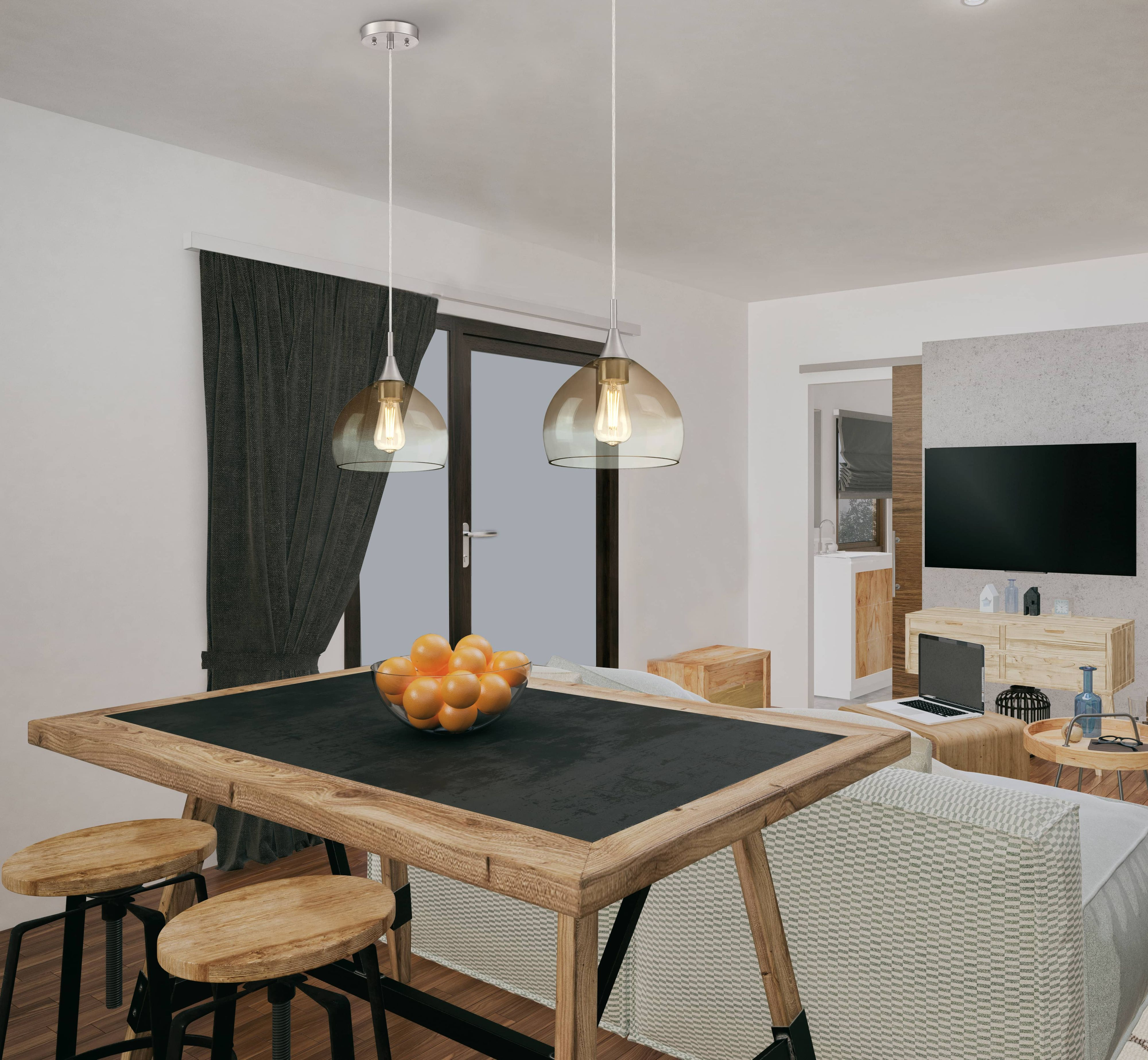Wohnzimmer: Tisch mit Obst, Hocker, Lampen. Fernseher an der Wand, Sofa, Holzmöbel, Fenster, Vorhänge.