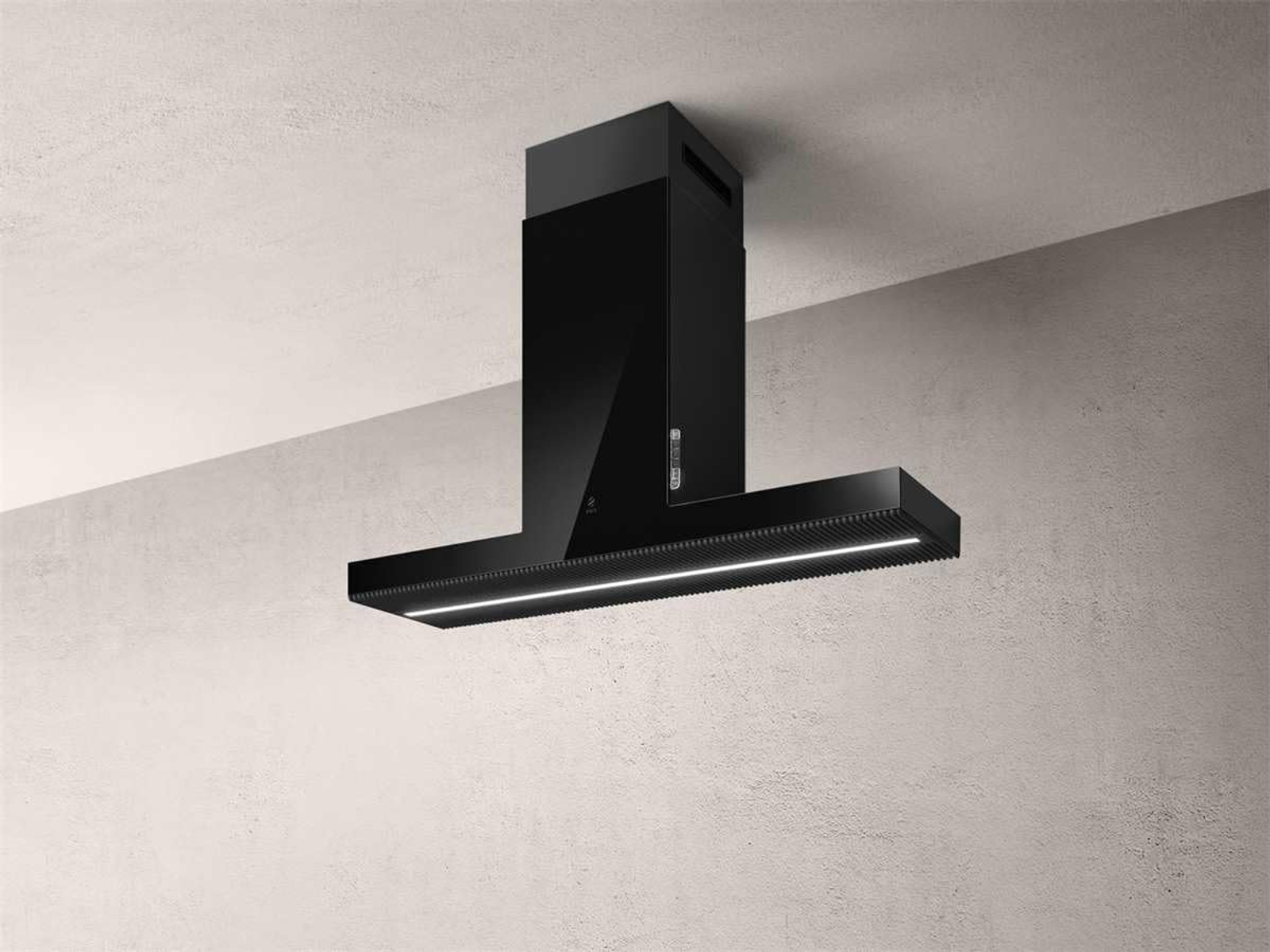 Una moderna cappa da cucina nera montata su una parete grigio chiaro. Ha un design rettangolare con una luce bianca brillante.