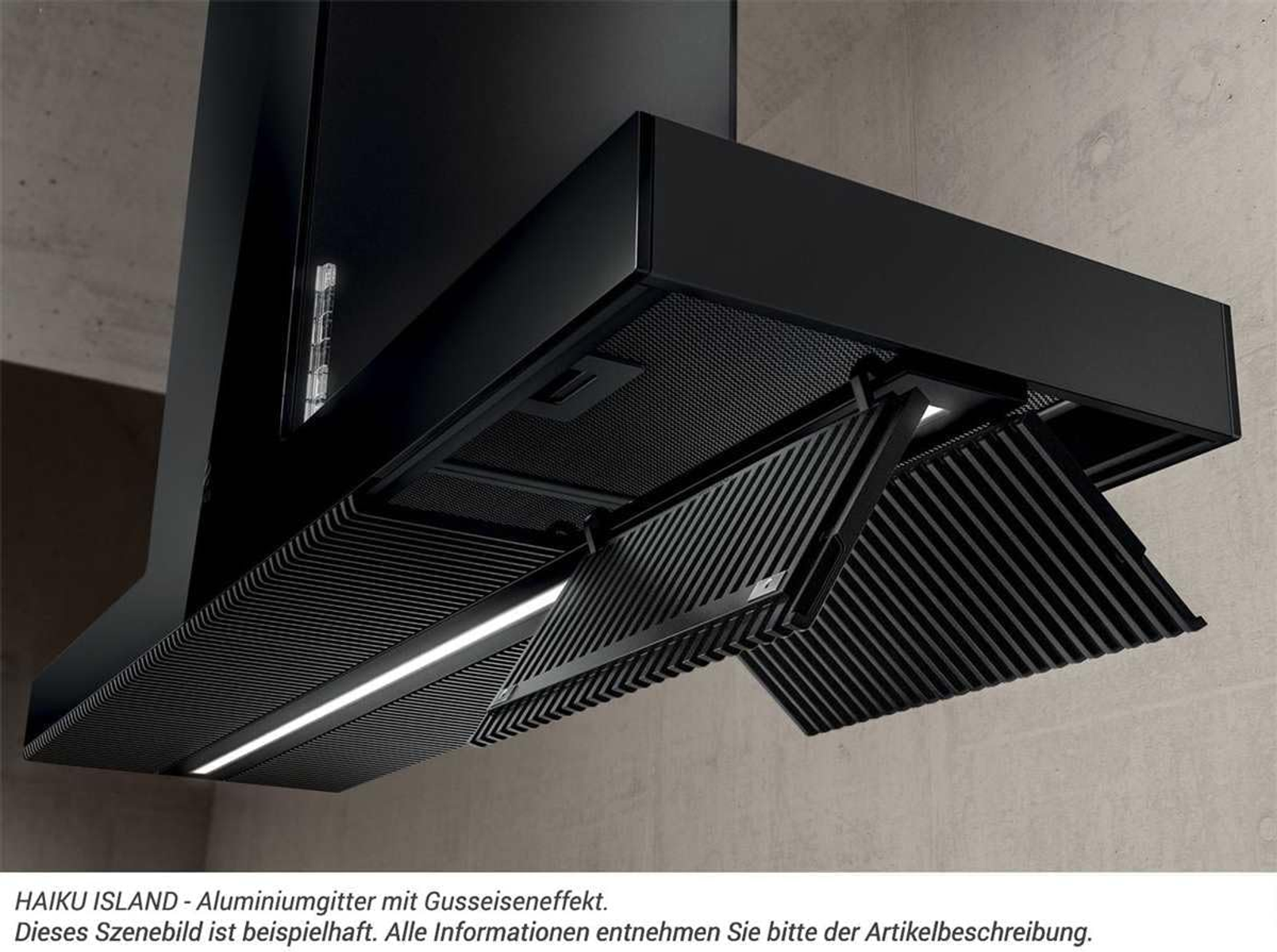 Una moderna cappa da cucina nera con luce. Ha pannelli a lamelle apribili. Lo sfondo è una parete grigio chiaro.