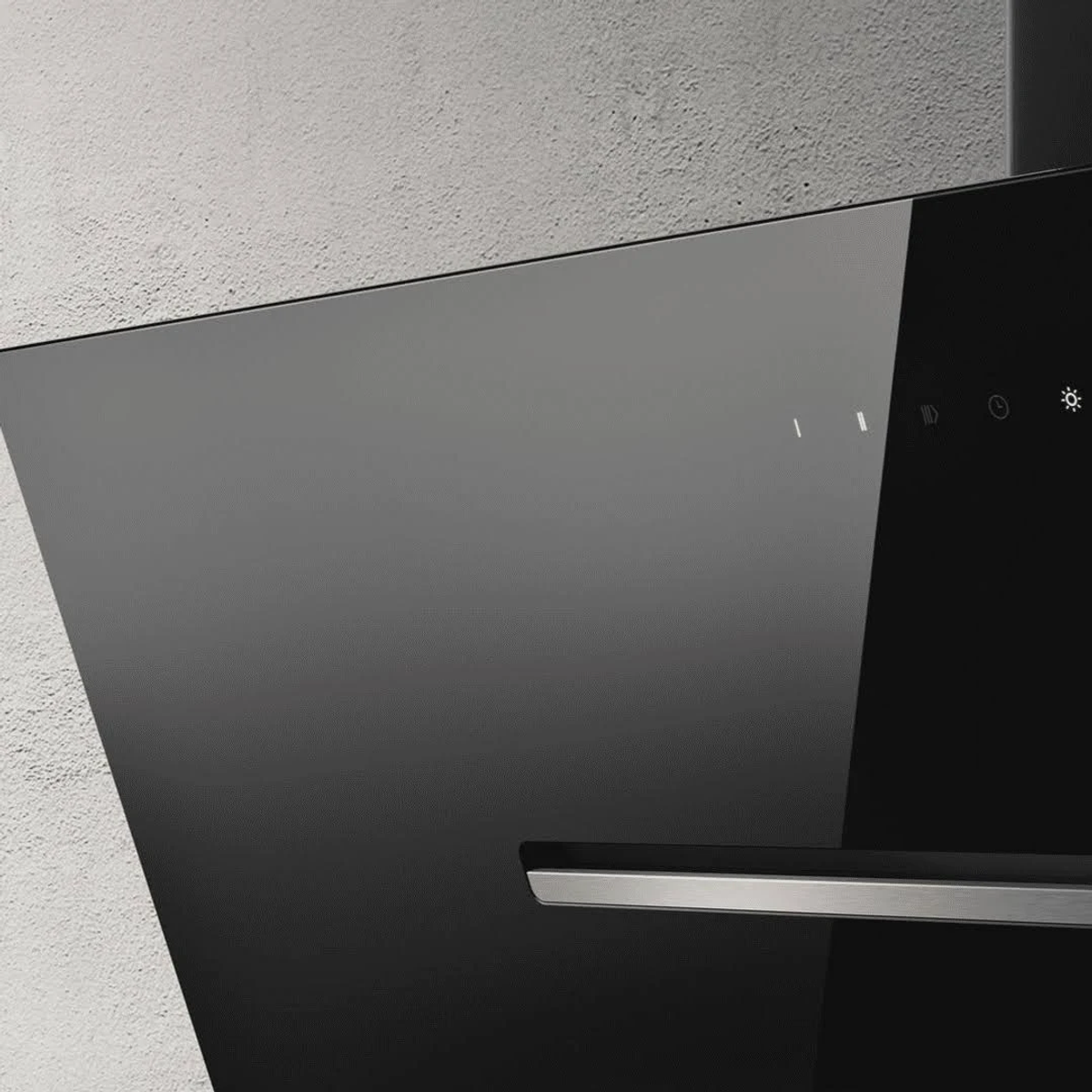 Primo piano di una cappa da cucina nera con comandi touch e maniglia argentata. Lo sfondo è un muro grigio chiaro strutturato.