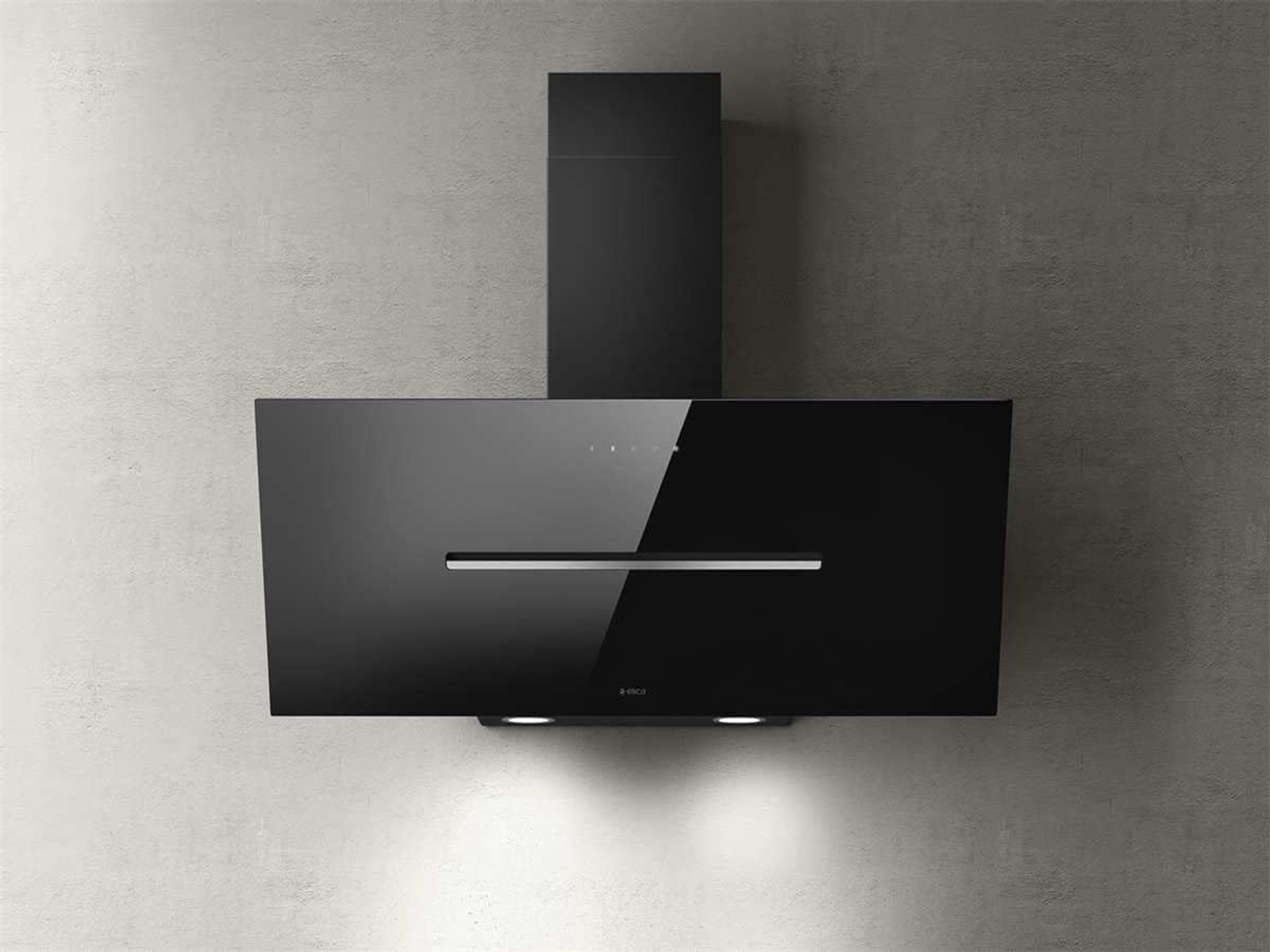 Una moderna cappa da cucina nera. Ha un design rettangolare con una linea argentata e due luci sottostanti. Lo sfondo è grigio.