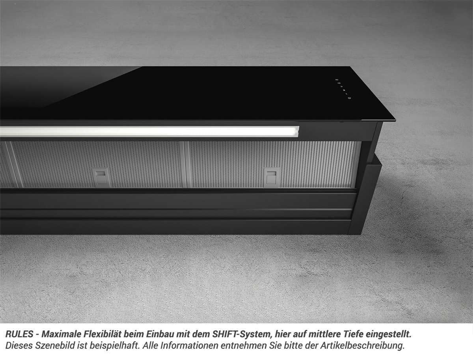 Una moderna cappa nera con piano in vetro. Ha una luce e un filtro metallico. Lo sfondo è un muro grigio.