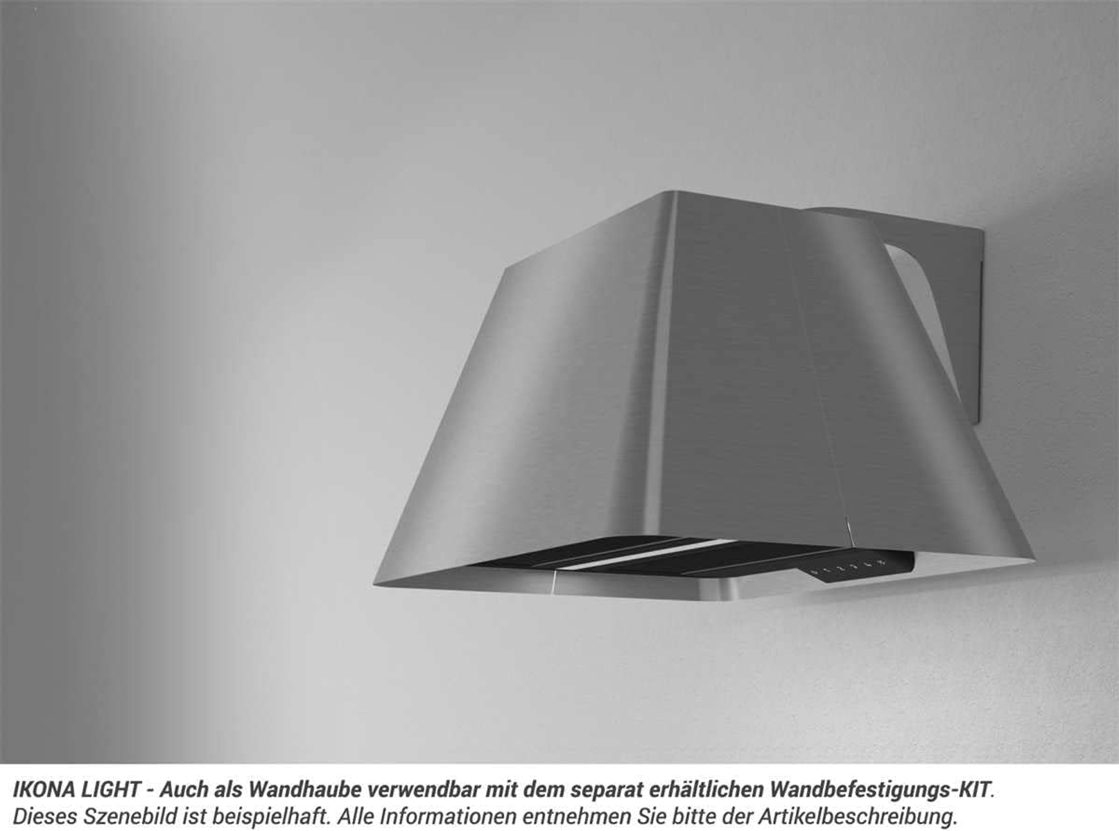 Una moderna cappa argentata è montata su una parete grigio chiaro. Ha un design geometrico con un pannello di controllo.