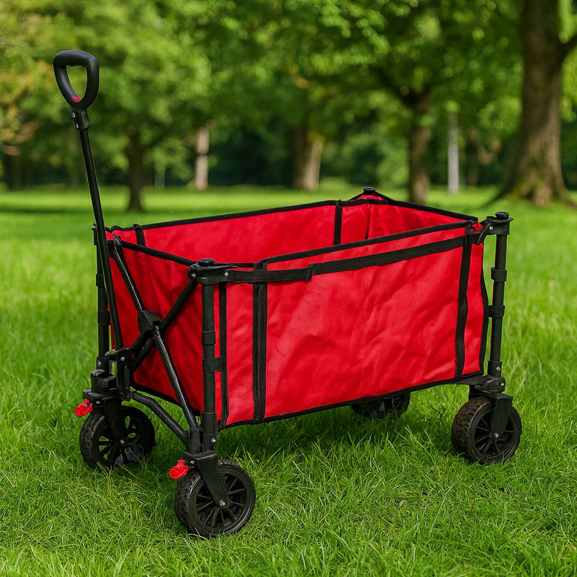Un carro rojo con marco y ruedas negras sobre hierba verde. Árboles en el fondo borroso.