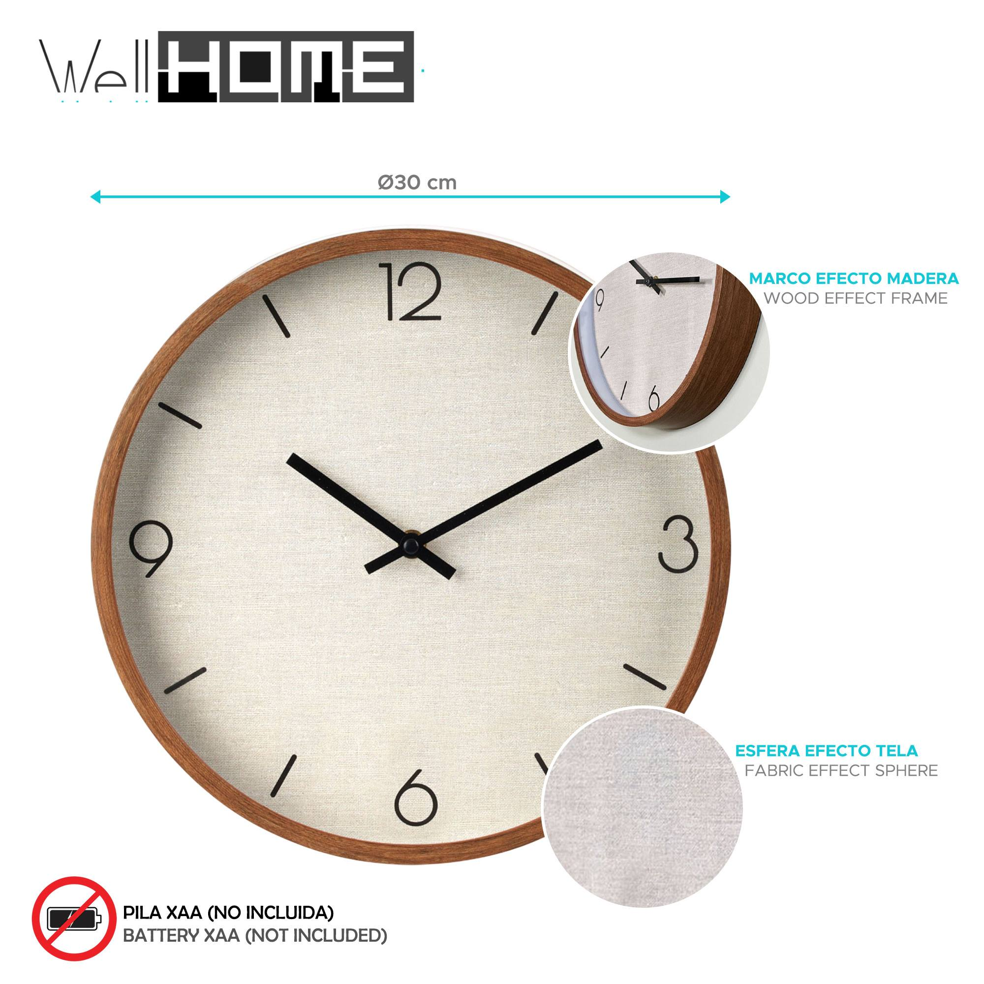 Reloj de pared redondo con marco de madera y esfera de efecto tela. Las manecillas son negras. Batería no incluida.
