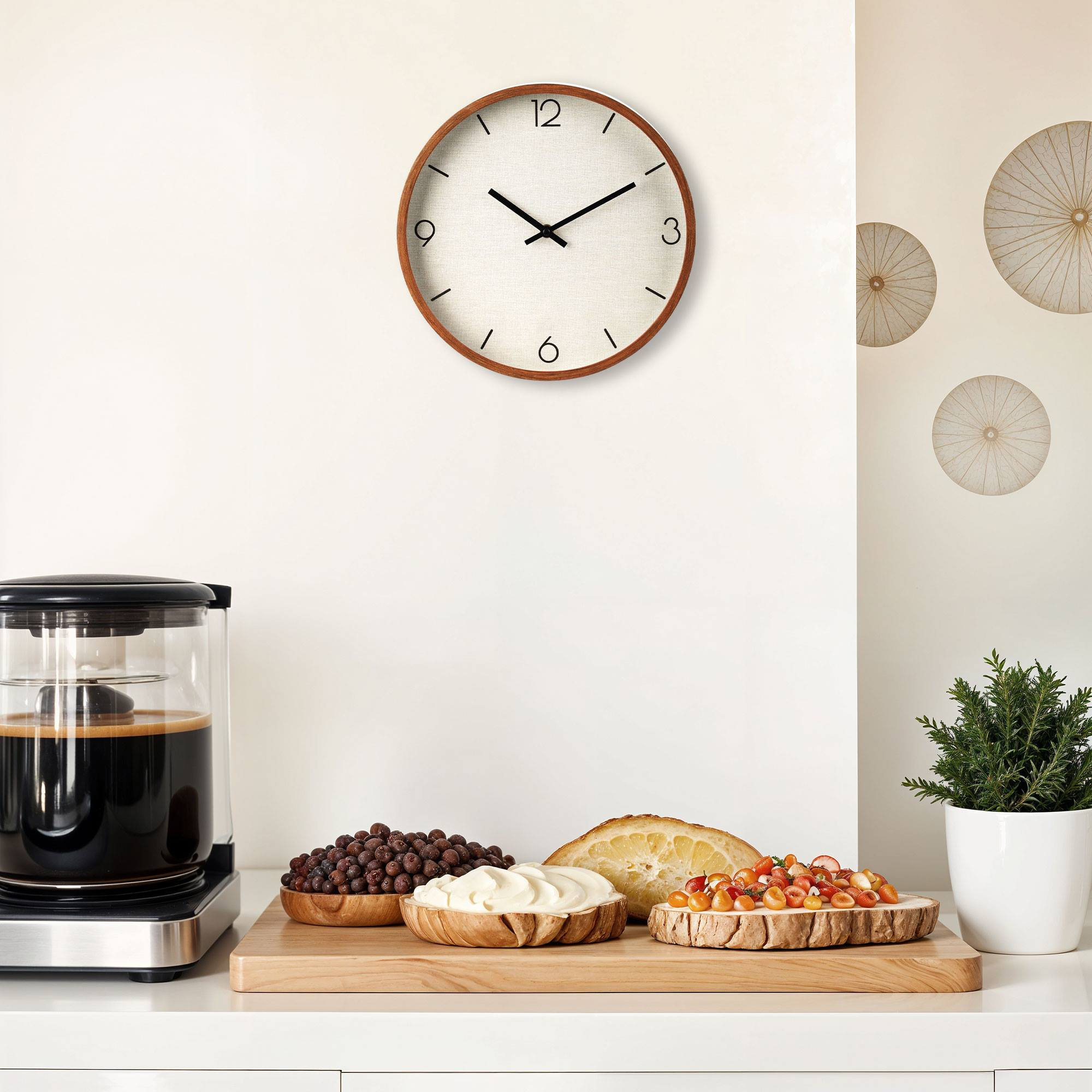 Escena de cocina con reloj, cafetera y alimentos como bayas y crema sobre una tabla de madera.