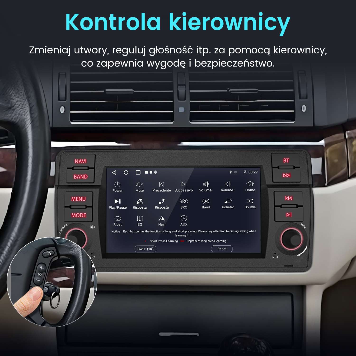 Ekran radia samochodowego z przyciskami. Kierownica z elementami sterującymi. Ręka naciskająca przycisk. Czarna deska rozdzielcza.