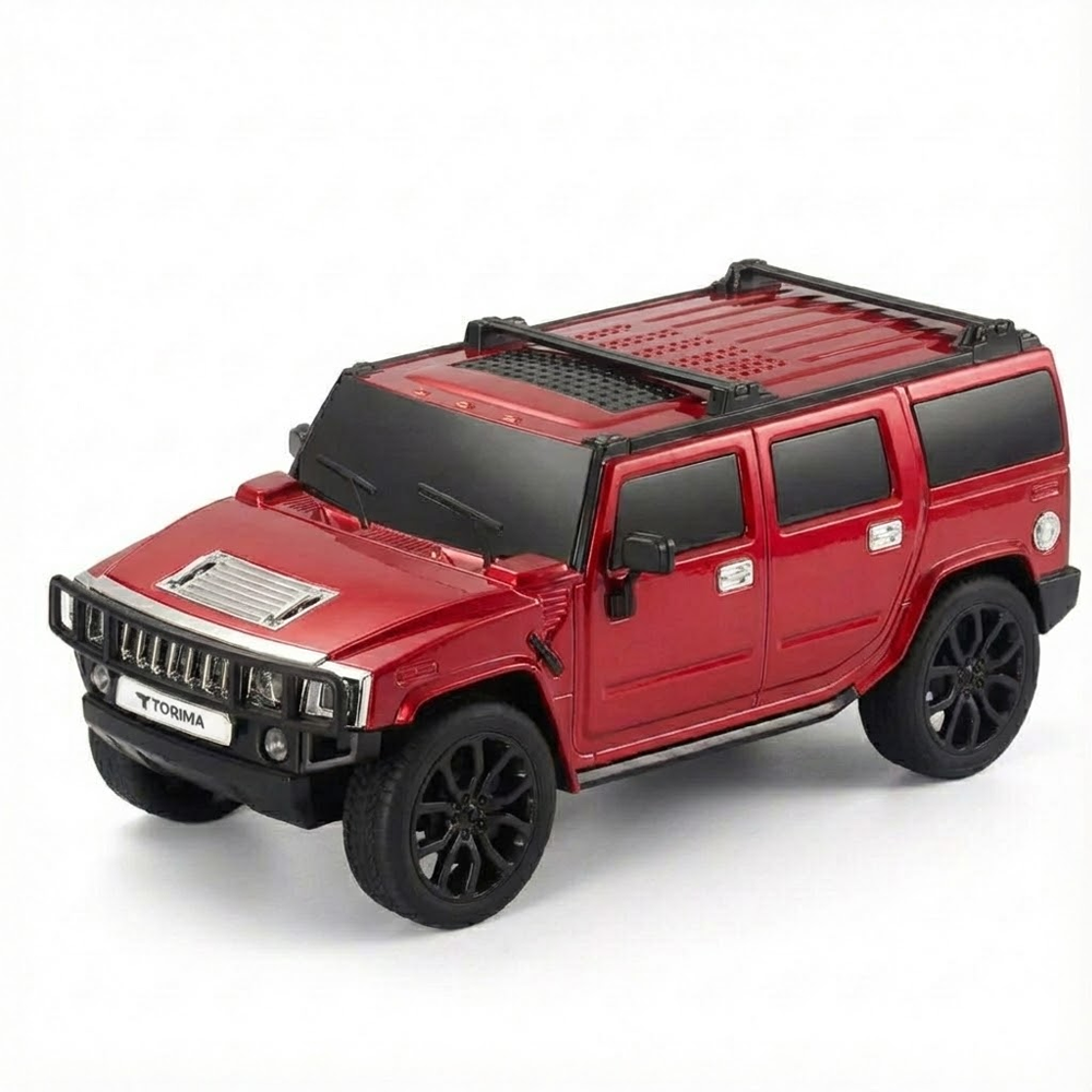 Beyaz bir yüzey üzerinde kırmızı oyuncak Hummer SUV. Siyah tekerlekleri ve siyah bir tavan rafı var. Ön tarafında Torima adı yazıyor.