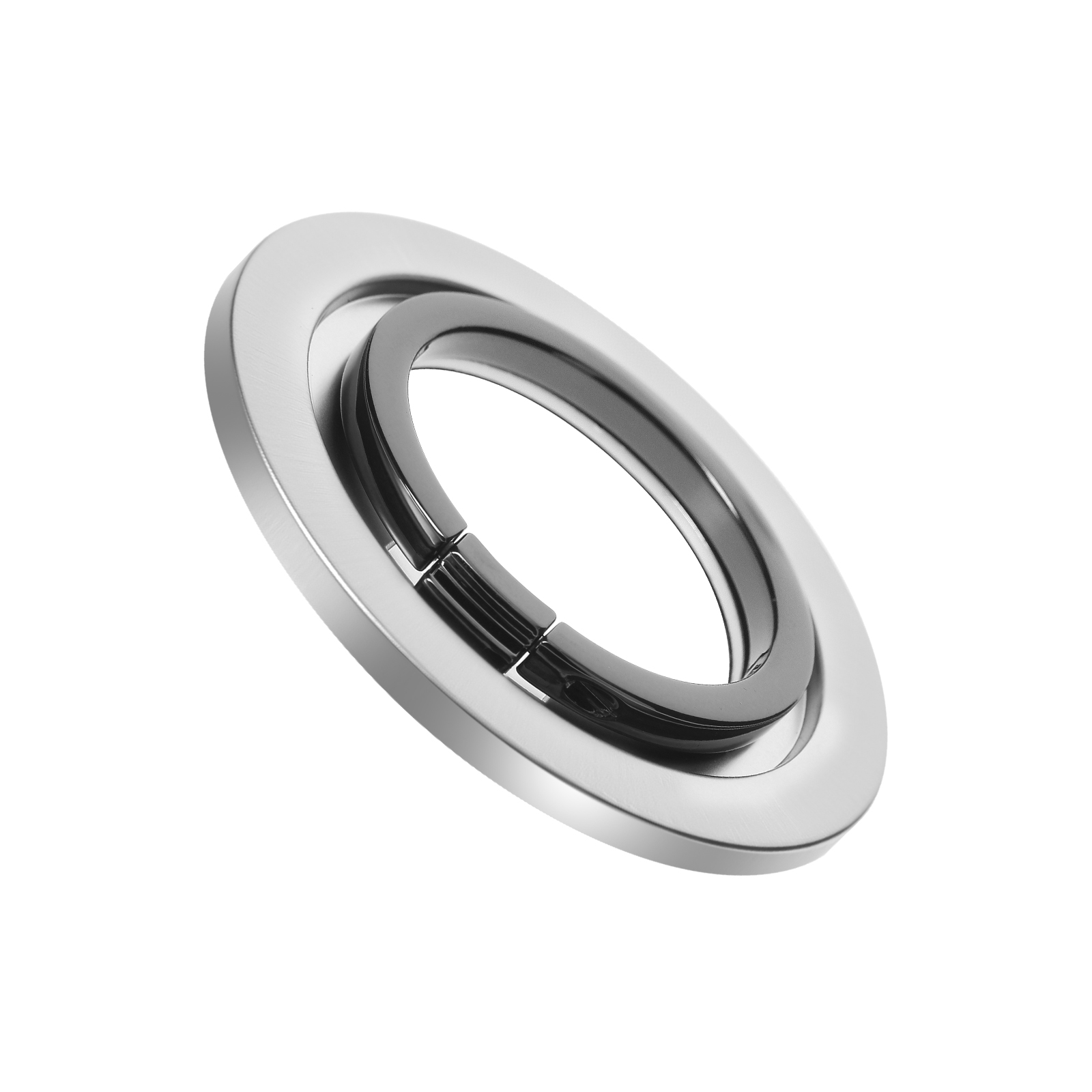 Un anello metallico con un anello interno più scuro, leggermente inclinato su sfondo bianco.