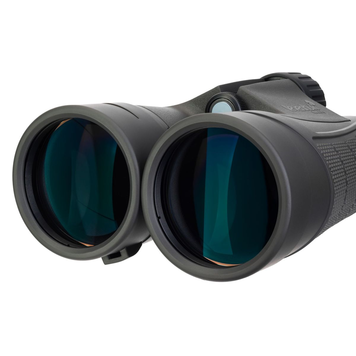 Nahaufnahme eines Fernglases. Die Linsen sind dunkelgrün und reflektieren Licht. Der Körper ist dunkelgrau mit strukturierter Oberfläche.