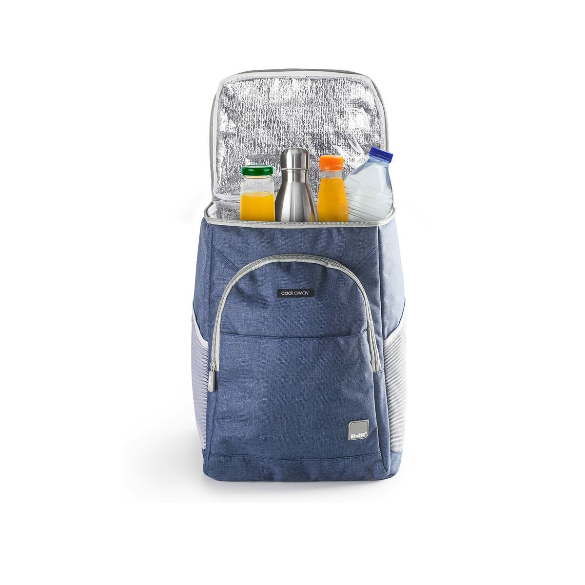 Borsa frigo blu aperta con cibi e bevande. Include una bottiglia d'acqua, bottiglie di succo e un thermos in metallo. Isolato su bianco.
