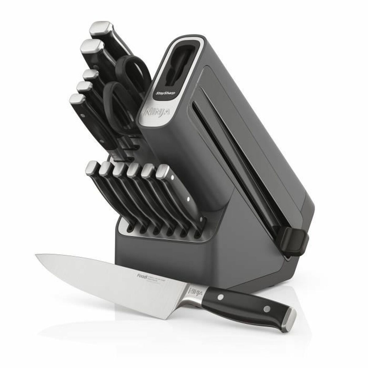 Ein Ninja-Messerset mit einem Messerblock. Ein großes Messer ist vorne. Messer und Scheren befinden sich im Block. Der Block ist grau.