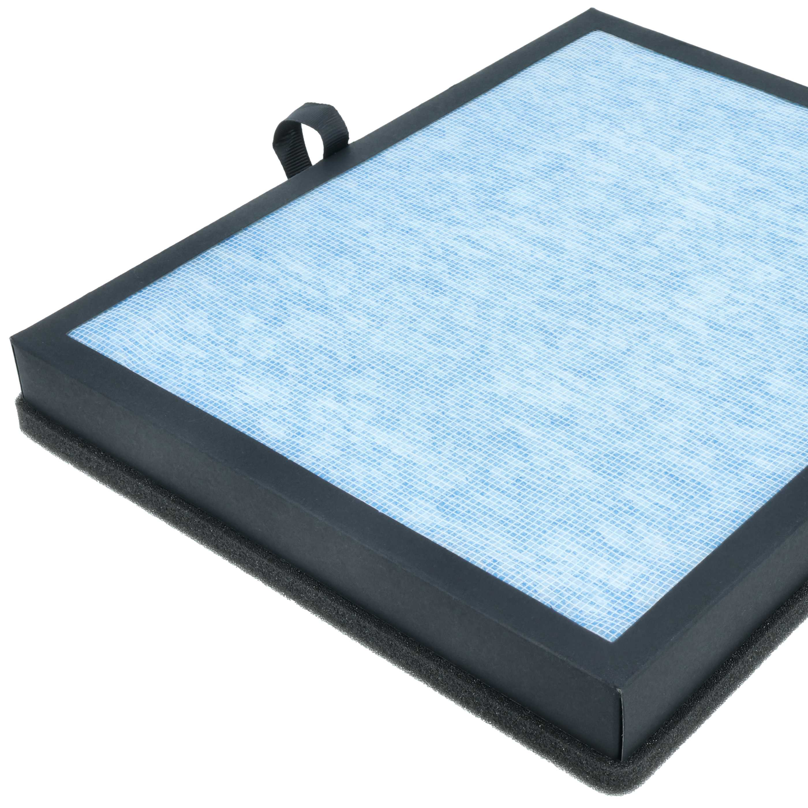 Ein rechteckiger Luftfilter mit blauem Netz. Er hat einen schwarzen Rahmen und eine schwarze Zuglasche oben.
