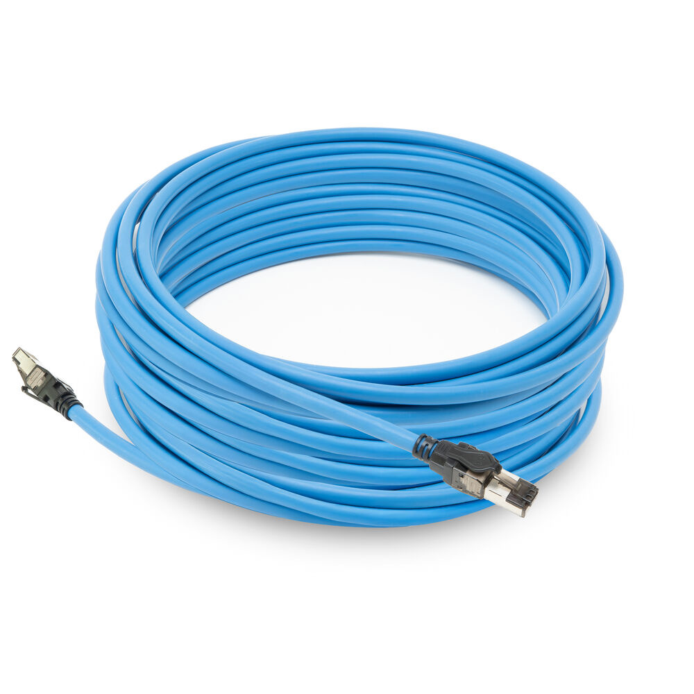 Ein blaues Ethernet-Kabel mit Steckern an beiden Enden liegt auf einer weißen Oberfläche. Das Kabel hat eine leuchtende, blaue Farbe.