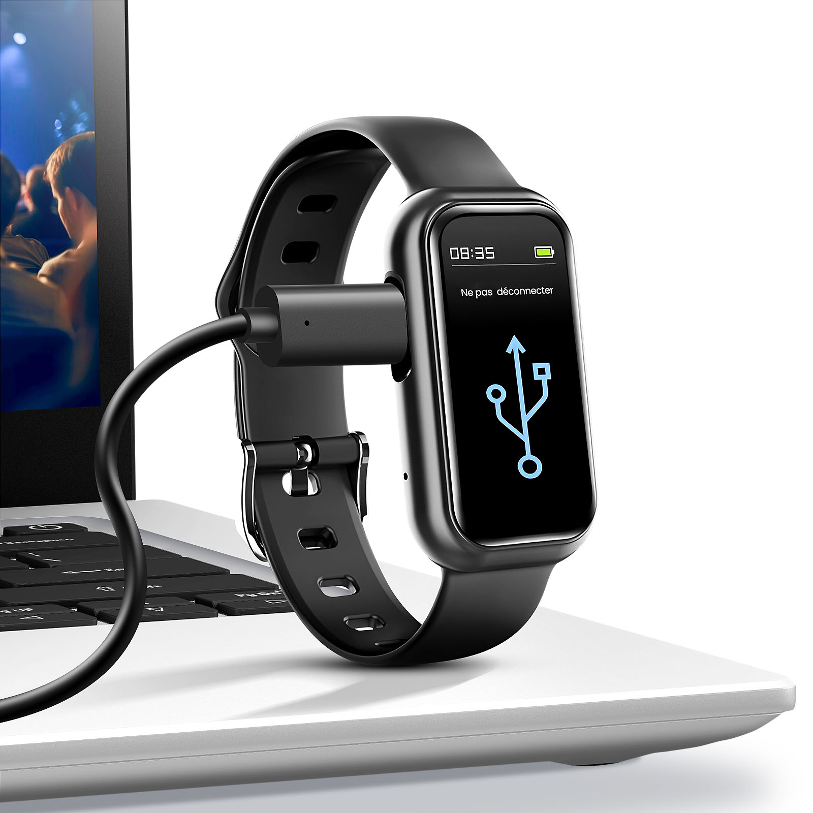 Schwarze Smartwatch, die an einem Laptop aufgeladen wird. Auf dem Bildschirm werden ein USB-Symbol und die Uhrzeit angezeigt.