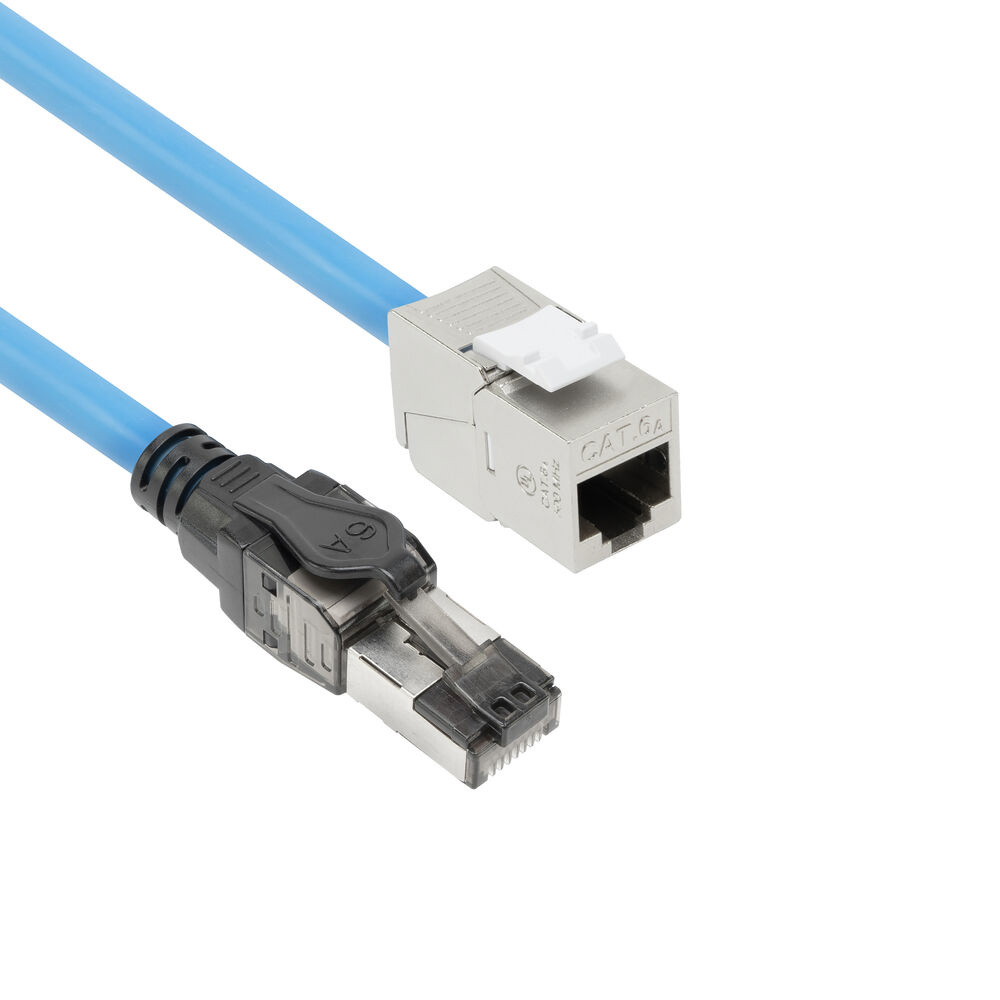 Een blauwe netwerkkabel met twee connectoren. Eén is zilverkleurig met een witte lip, de andere is zwart met een metalen uiteinde.