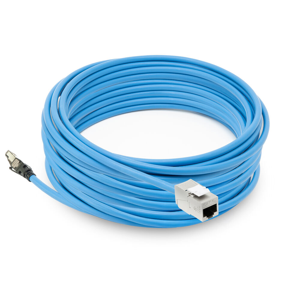 Een opgerolde blauwe Ethernet-kabel met connectoren aan beide uiteinden. Eén uiteinde heeft een metalen connector, de andere een witte en grijze.