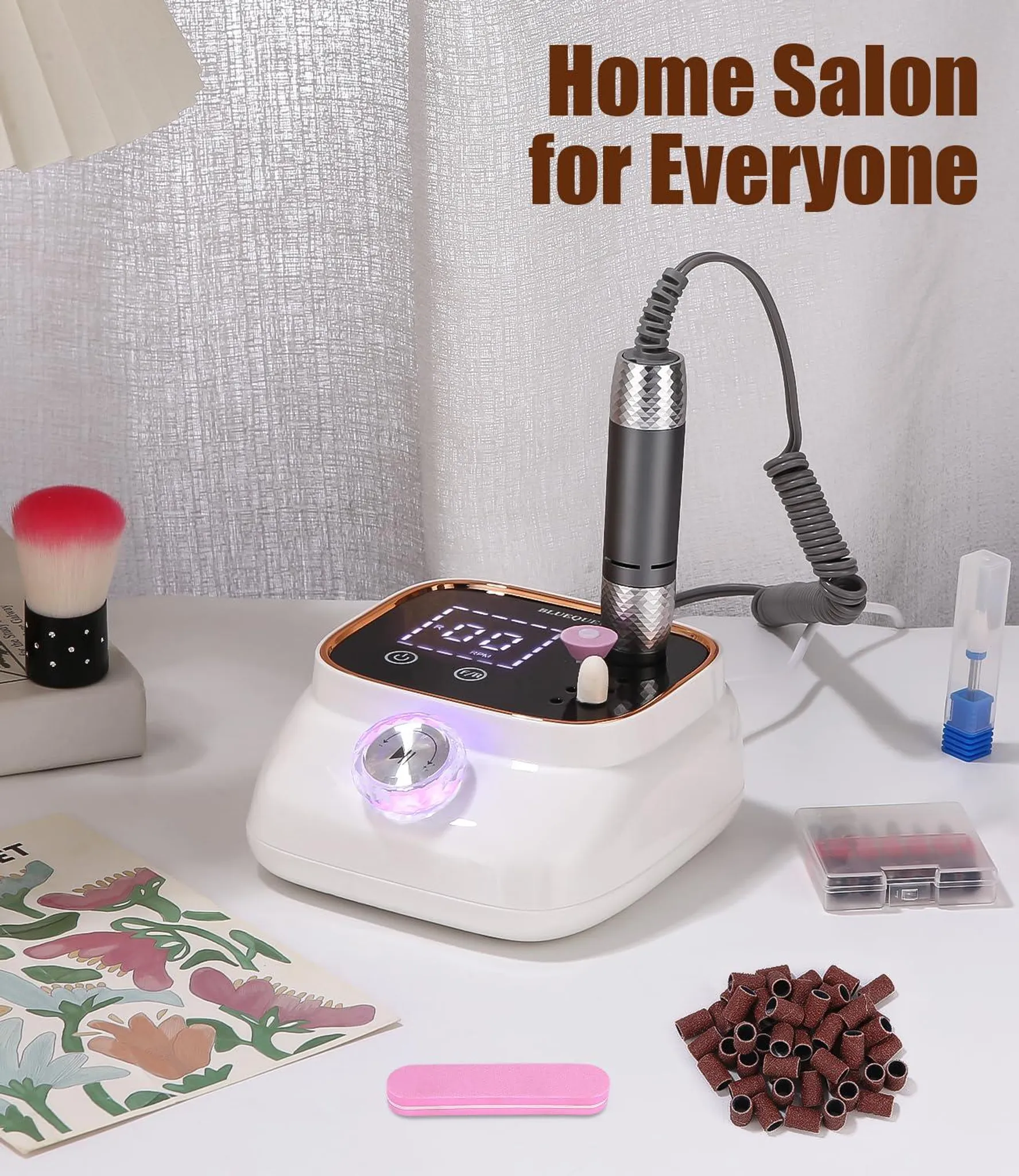 Nagelbohrmaschine, Zubehör, Pinsel und Werkzeuge auf weißer Oberfläche. Text: 'Home Salon für alle'.