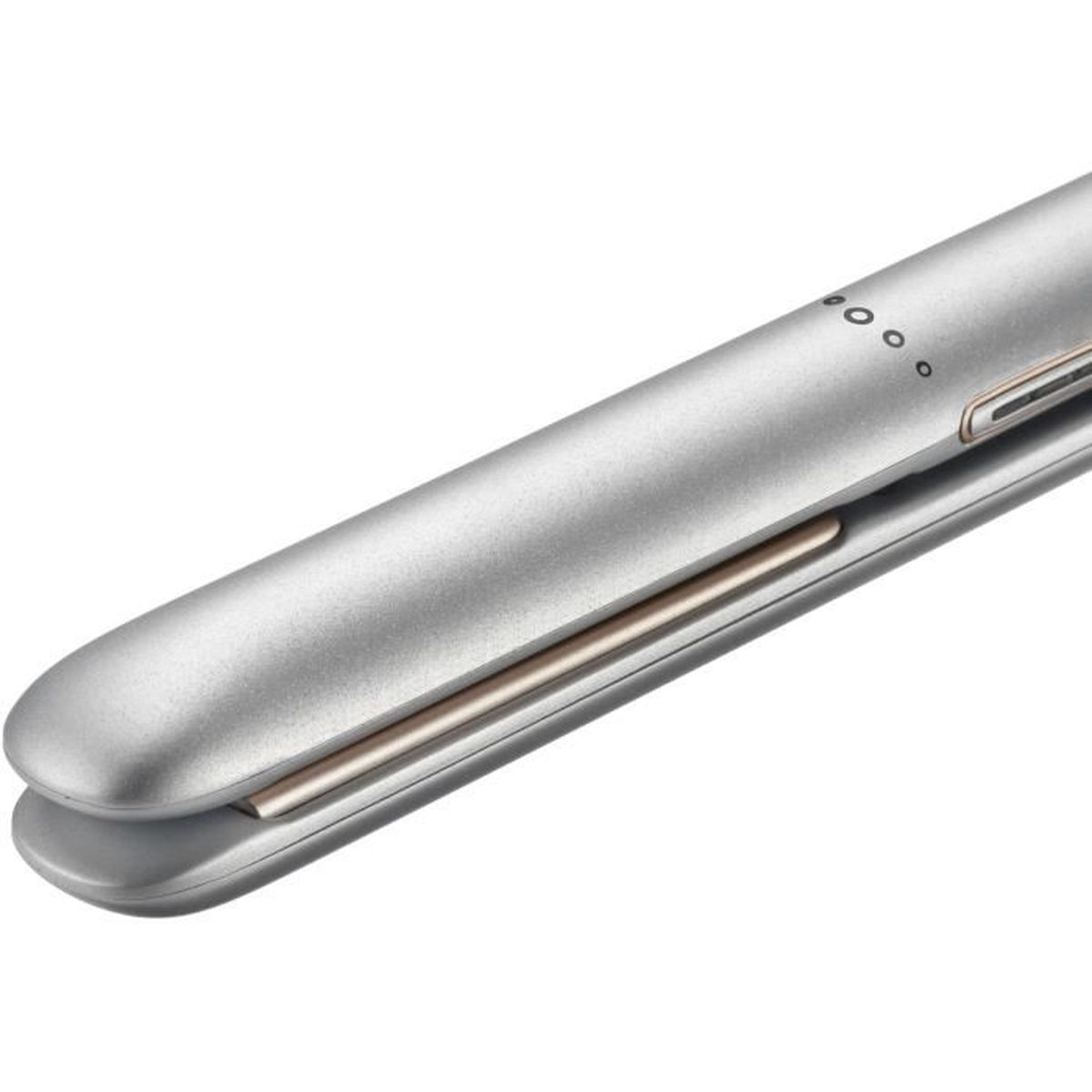 Primo piano di una piastra per capelli argentata. Il dispositivo è angolato, mostrando il suo corpo metallico e le piastre.