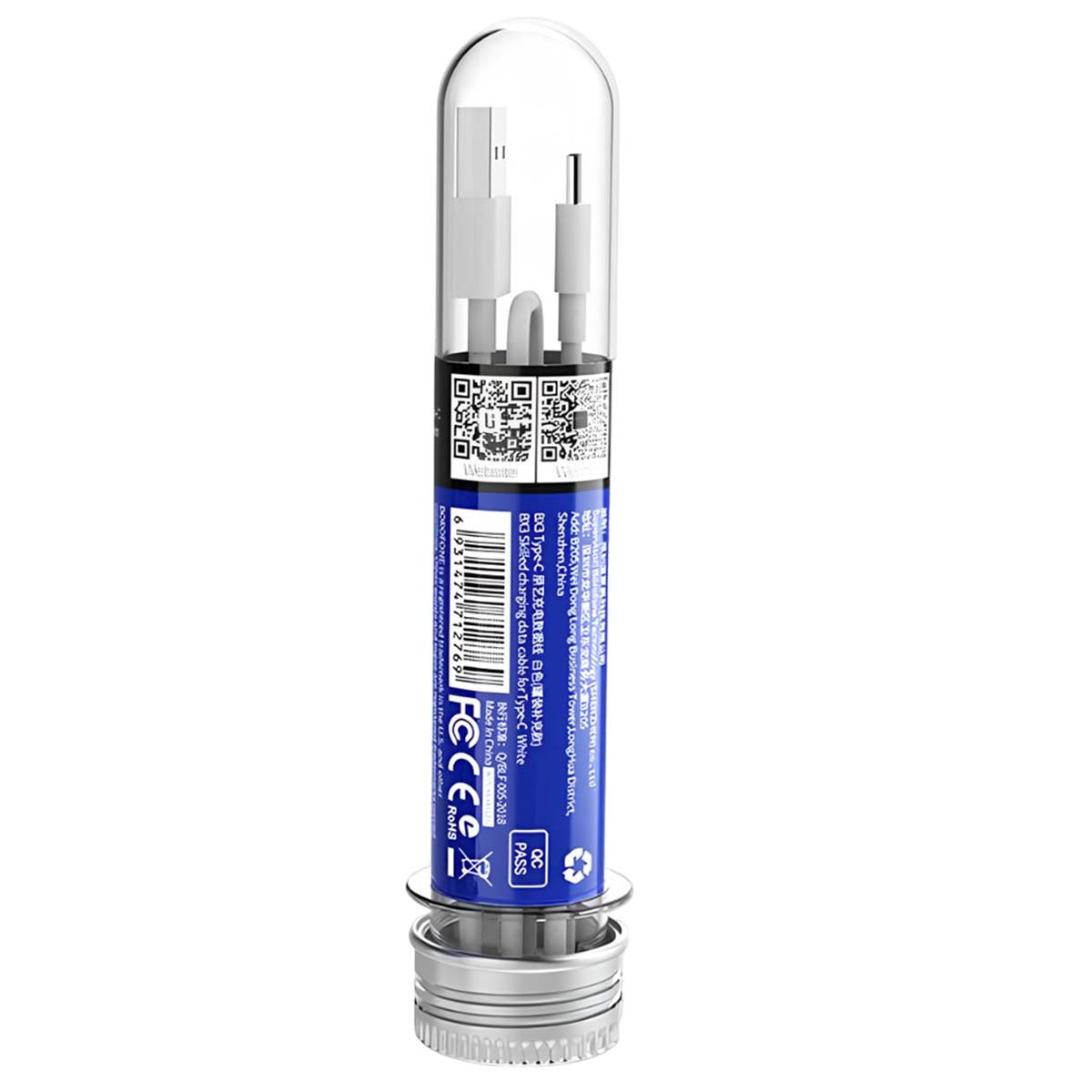 Un câble de chargement USB-C blanc à l'intérieur d'un tube en plastique transparent. Le tube est sur une base métallique, avec du texte et des QR codes.