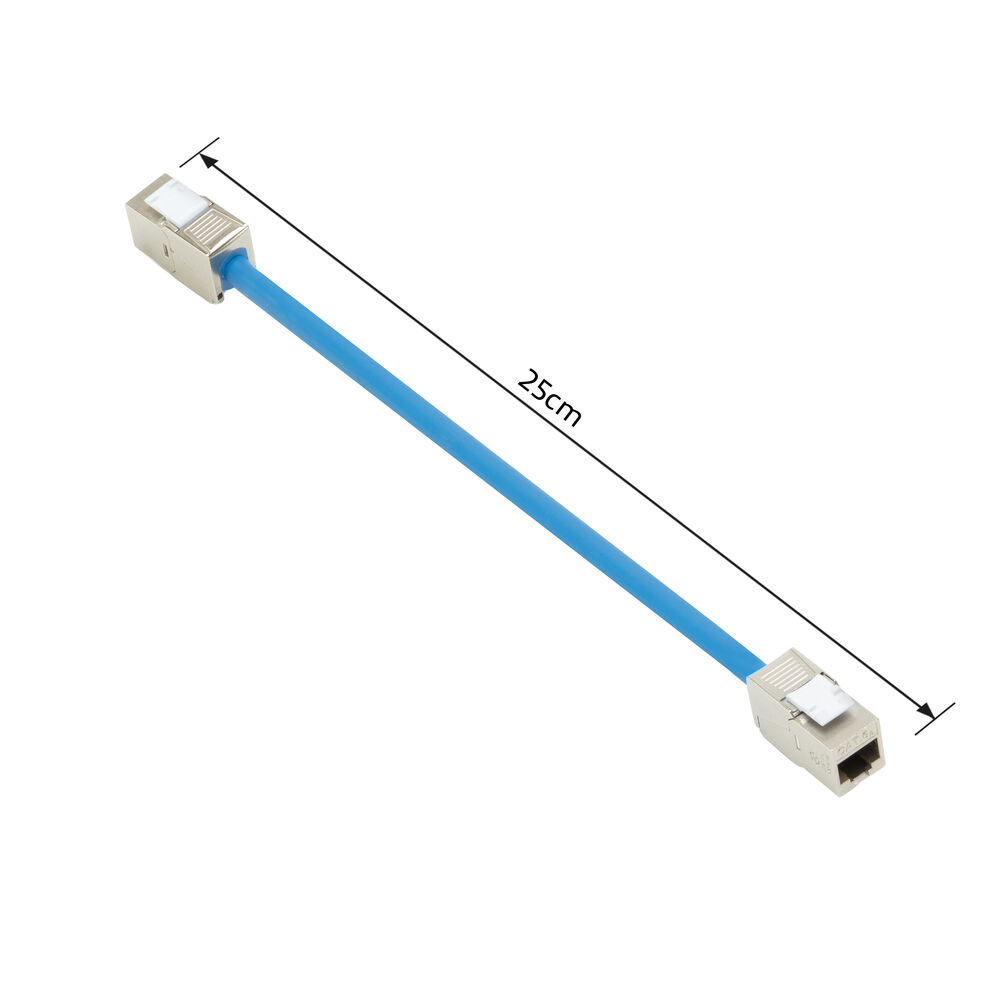 Ein blaues Netzwerkkabel mit Steckern an jedem Ende. Über dem Kabel befindet sich eine 25 cm lange Messlinie.