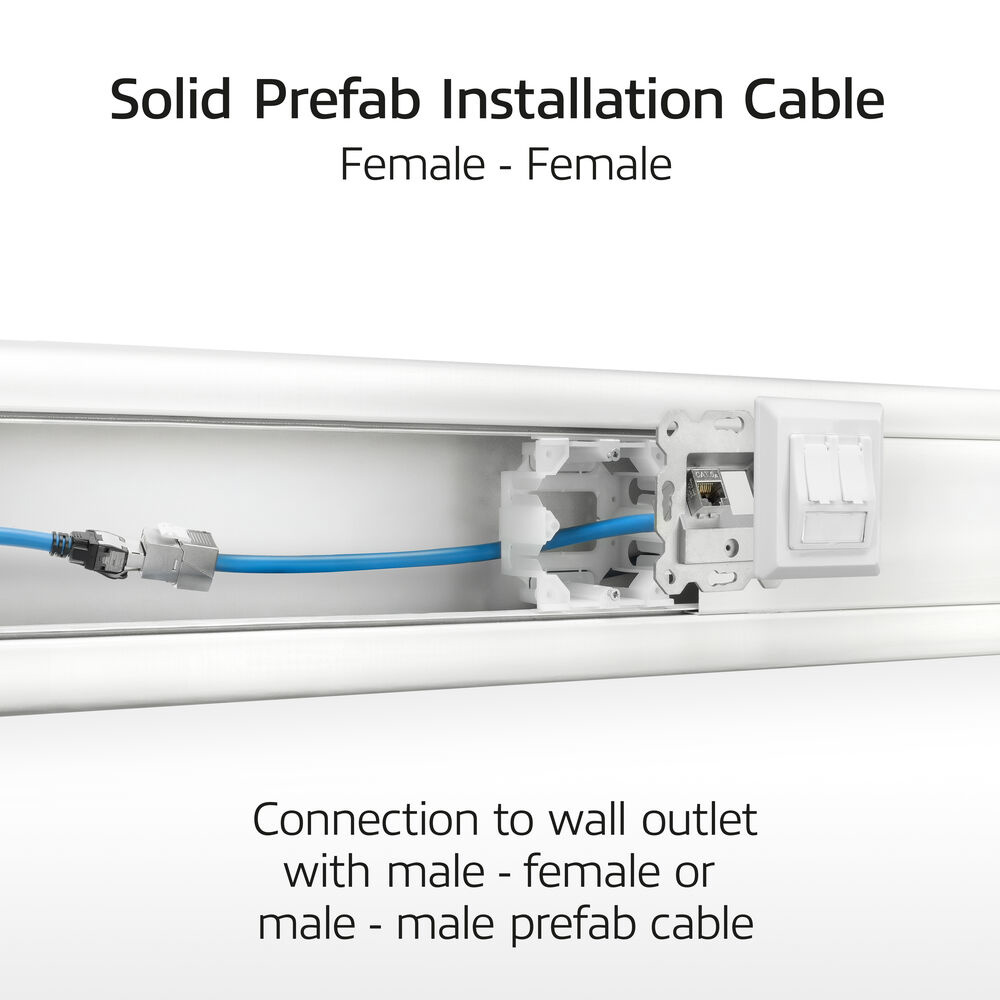 Eine weiße Wand mit einem blauen Kabel, das mit einer Steckdose verbunden ist. Text: Solid Prefab Installation Cable Female - Female.