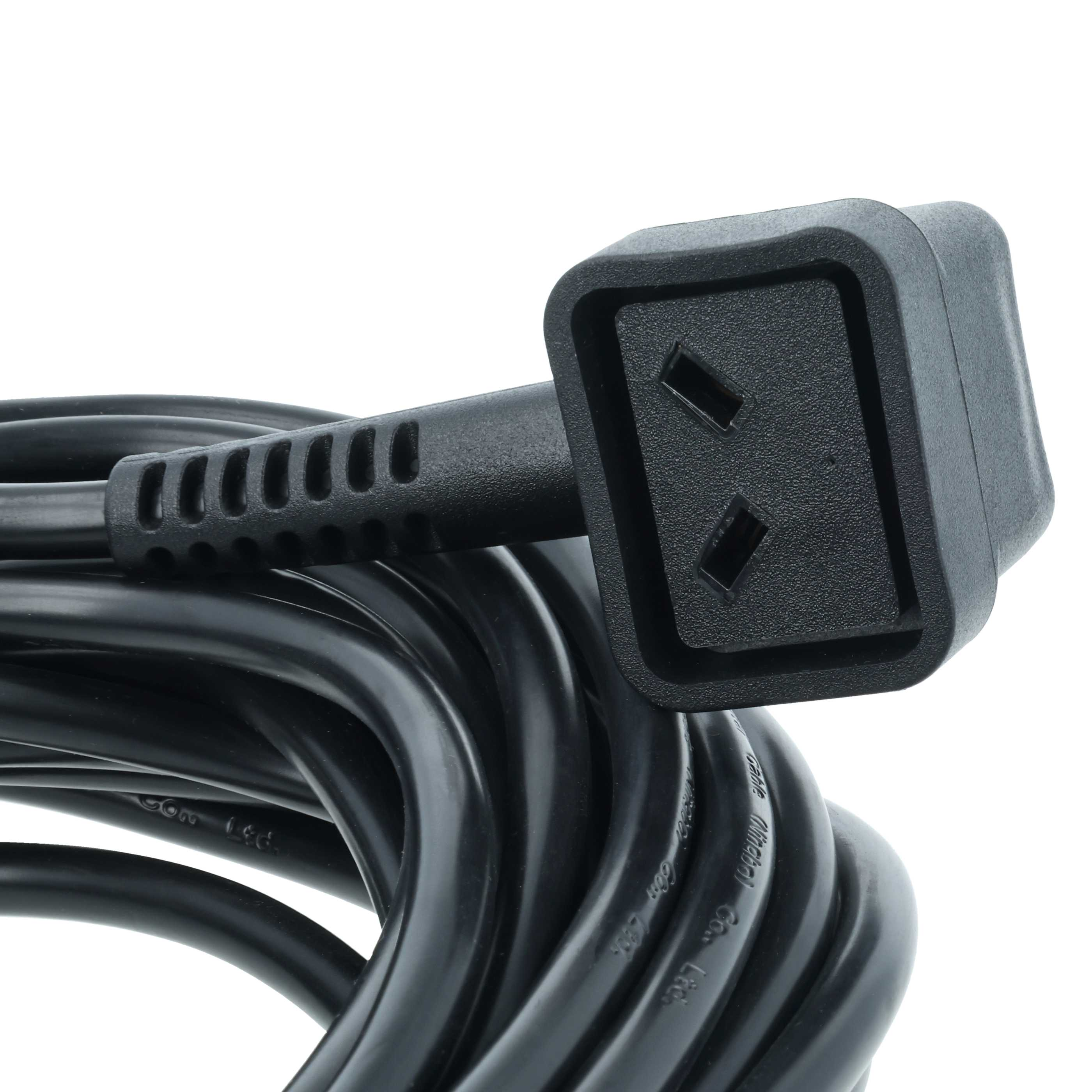 Schwarzes Netzkabel mit UK-Stecker. Das Kabel ist aufgerollt, der Stecker abgewinkelt mit drei Stiften.