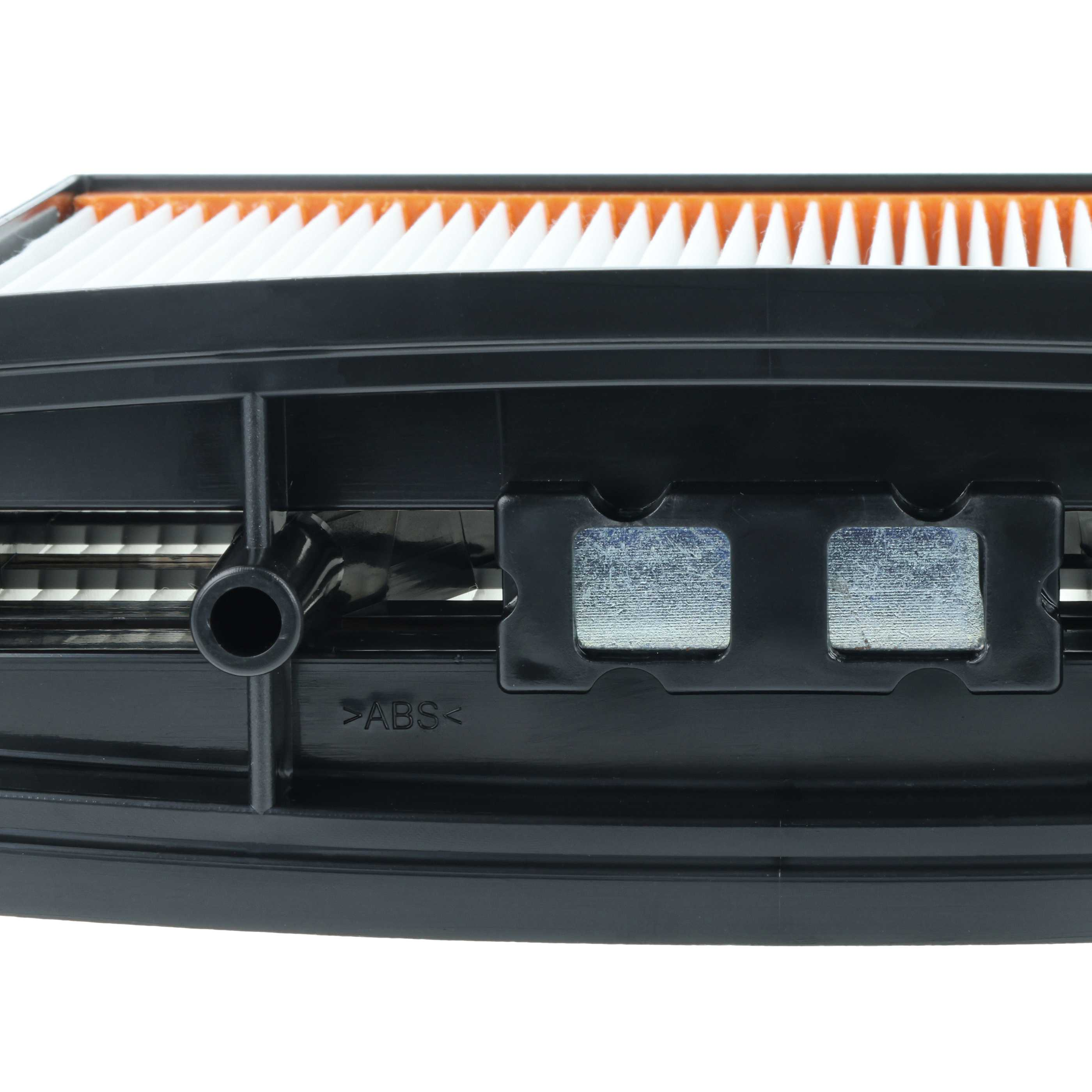 Nahaufnahme eines schwarzen Luftfilters mit weißem und orangefarbenem Filterelement. Der Filter hat einen schwarzen Kunststoffrahmen.