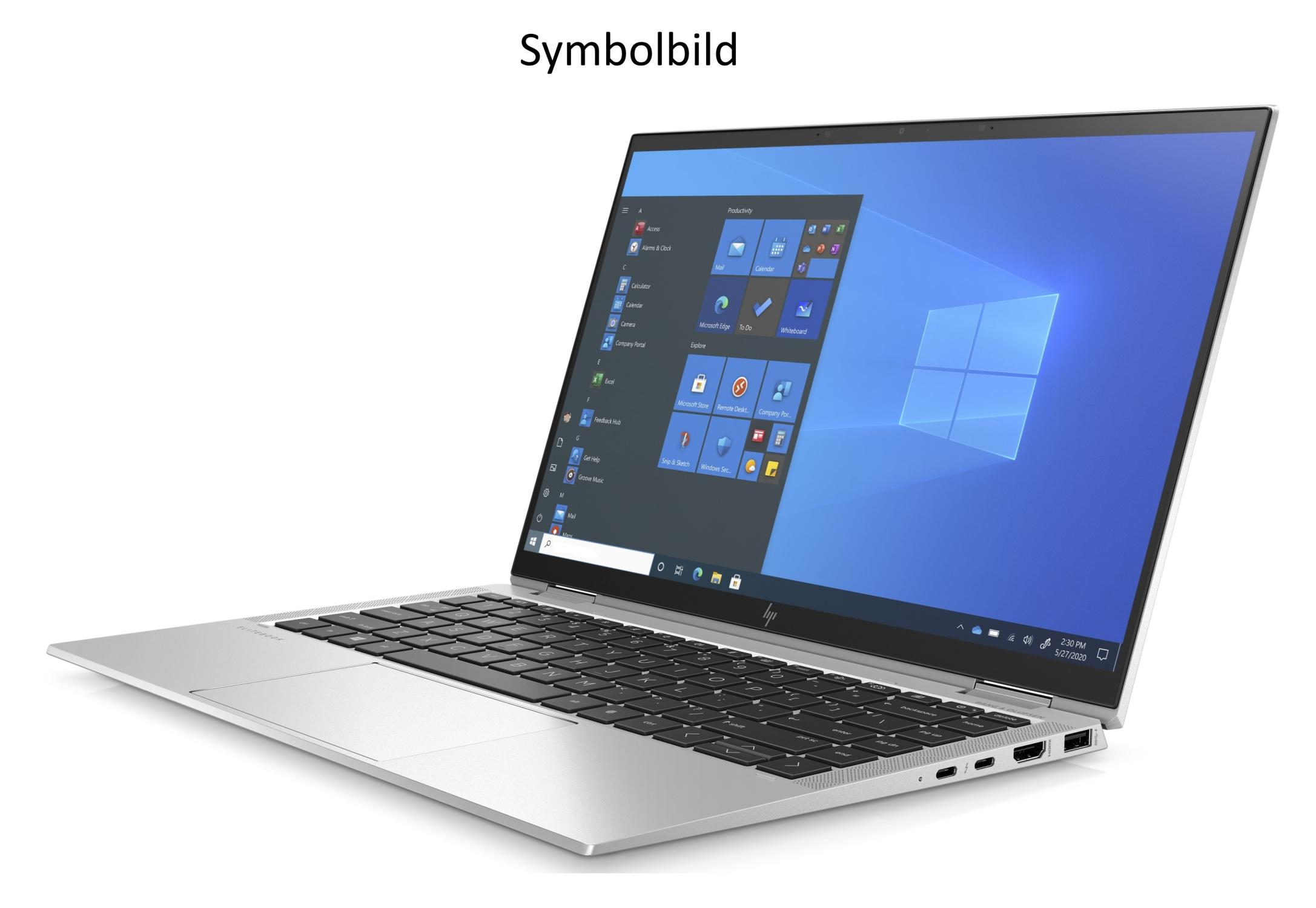 Ein silberner HP-Laptop ist geöffnet. Der Bildschirm zeigt das Windows-Startmenü. Tastatur ist im Fokus. Hintergrund ist weiß.