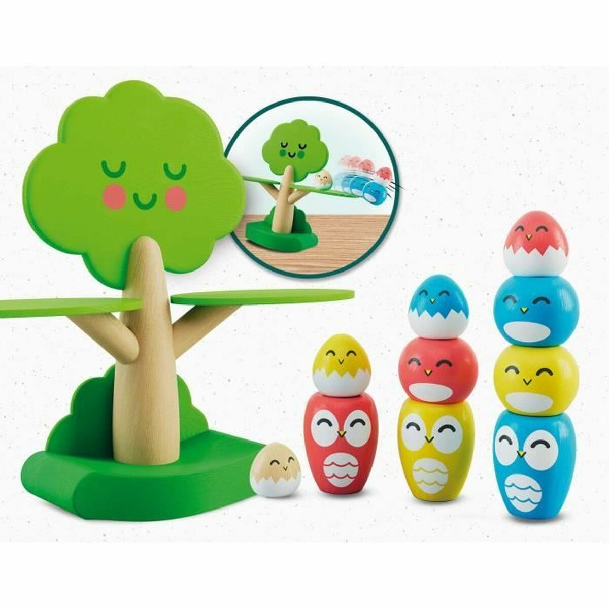 Set di giocattoli in legno con un albero verde, blocchi a forma di gufo in vari colori e un piccolo uovo. Un'immagine circolare mostra un albero.