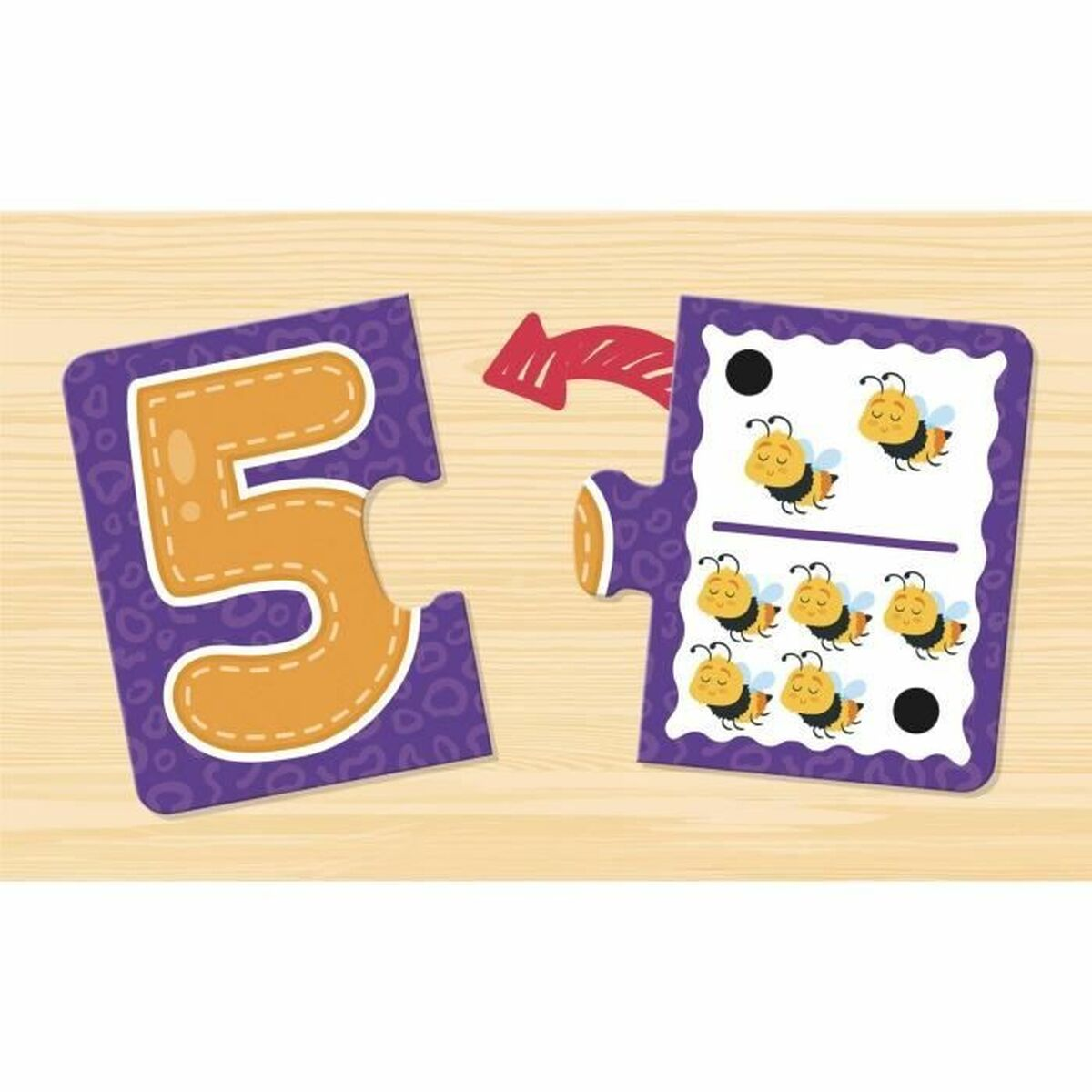 Un puzzle con il numero 5 e 5 api. Il puzzle è viola e arancione con uno sfondo di legno e una freccia rossa.