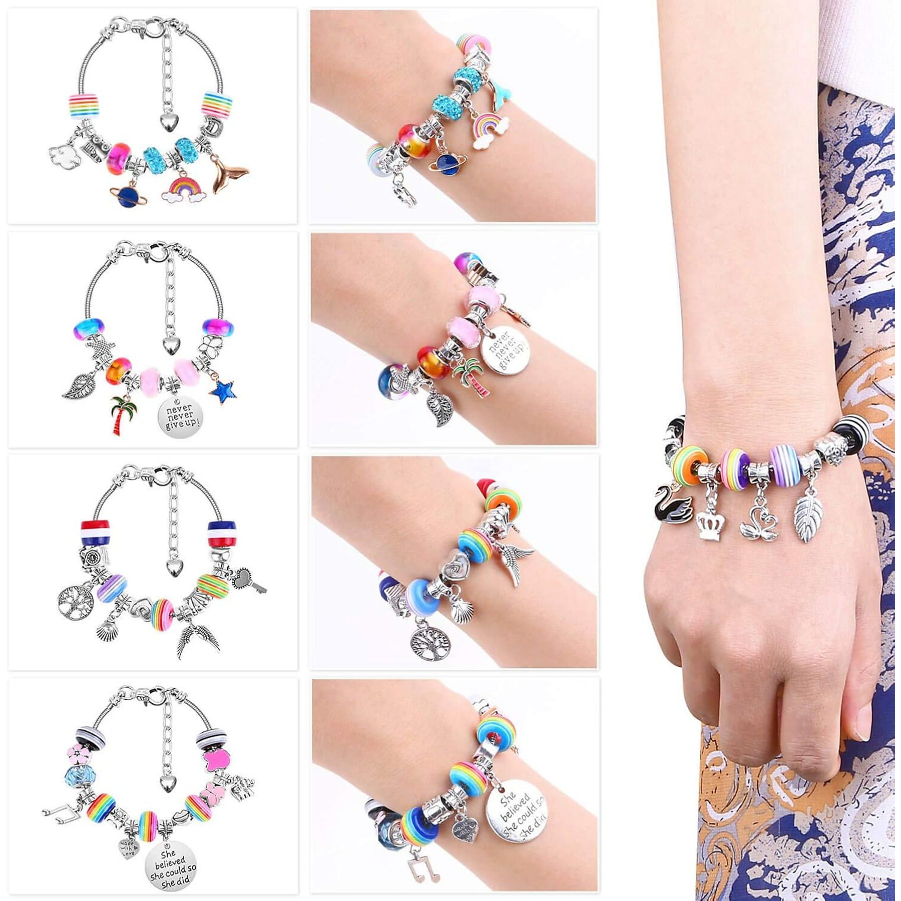 Armbänder mit bunten Perlen und Anhängern. Arme tragen Armbänder. Hintergrund ist weiß und Stoff mit Blumenmuster.