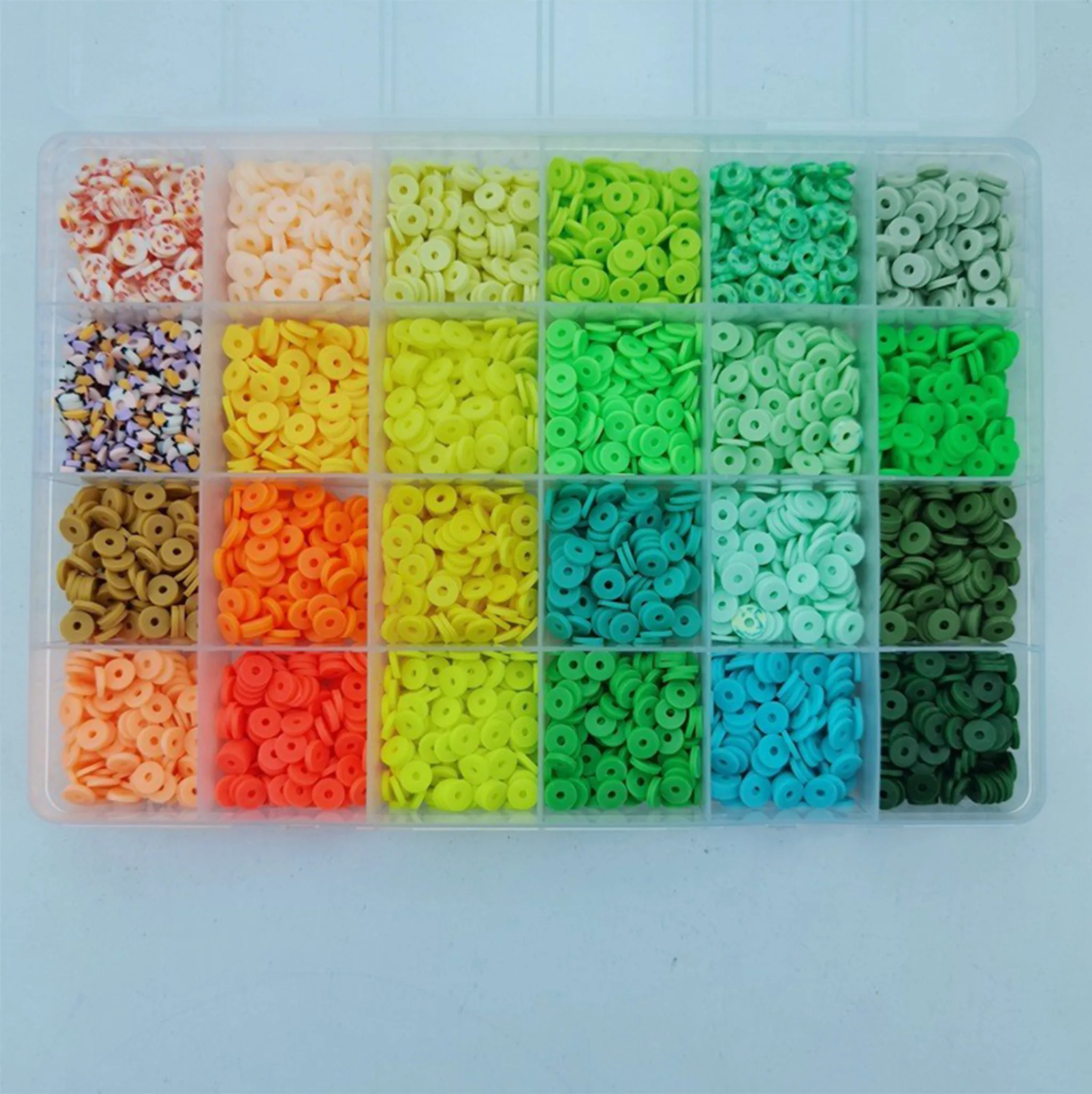 Ein durchsichtiger Plastikbehälter gefüllt mit bunten, kleinen, flachen, runden Perlen verschiedener Farben.