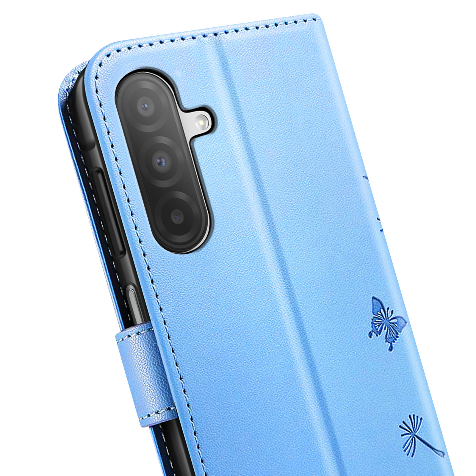 Blaue Handyhülle mit Kameraausschnitt. Schmetterlings- und Blumendetail. Lederstruktur. Schwarzes Telefon im Inneren. Weißer Hintergrund.