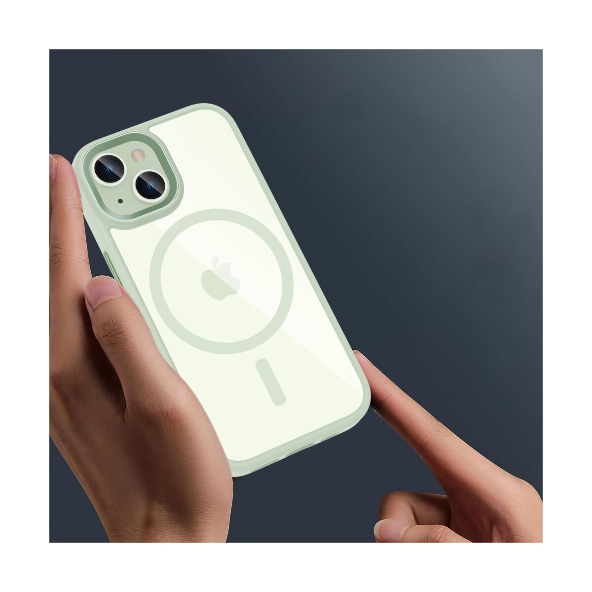 Eine Hand hält ein hellgrünes iPhone mit einer transparenten Hülle. Die Hülle hat einen MagSafe-Ring und ein Apple-Logo. Der Hintergrund ist dunkelgrau.