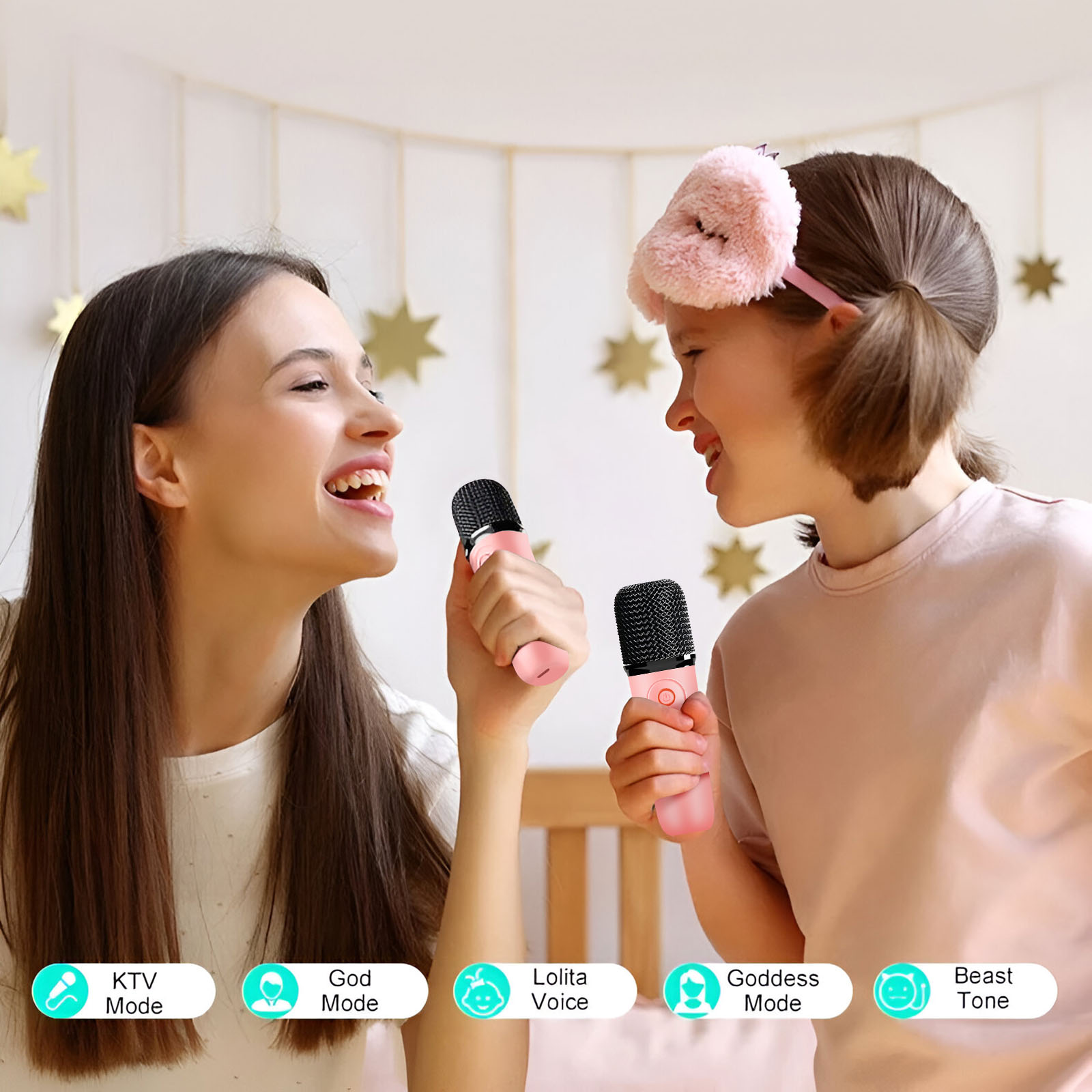 Zwei Frauen singen in rosa Mikrofone. Eine trägt eine Schlafmaske. Sterne hängen im Hintergrund. Karaoke-Modi werden unten angezeigt.
