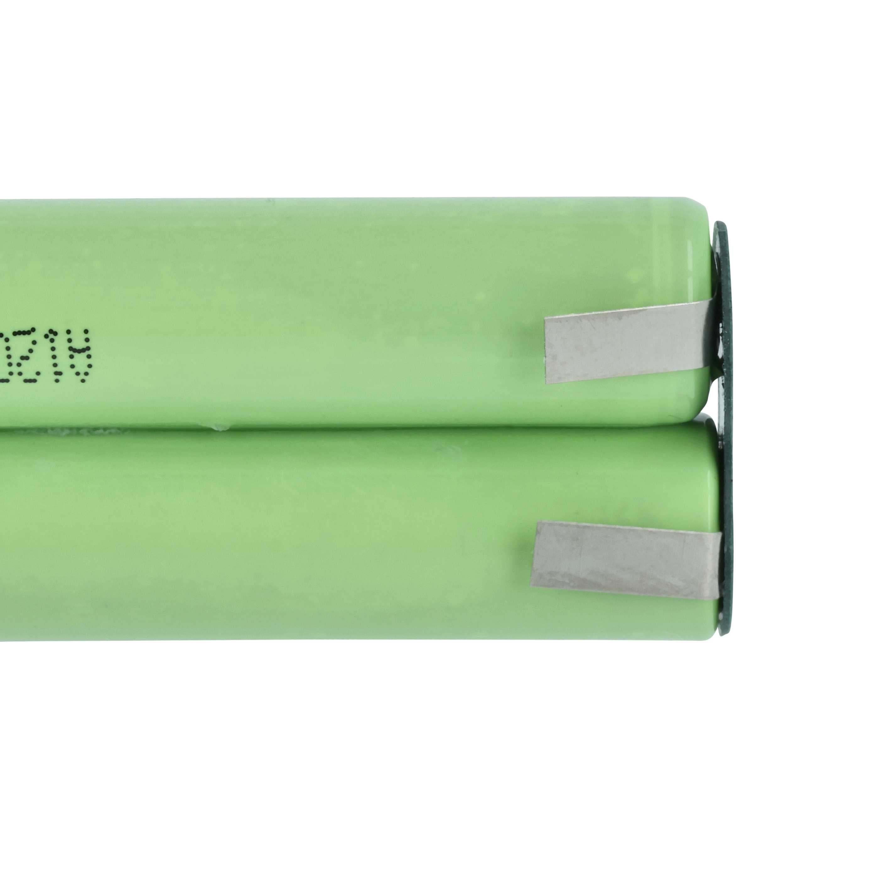Zwei grüne zylindrische Batterien liegen nebeneinander. Metalllaschen sichern sie. Weißer Hintergrund.