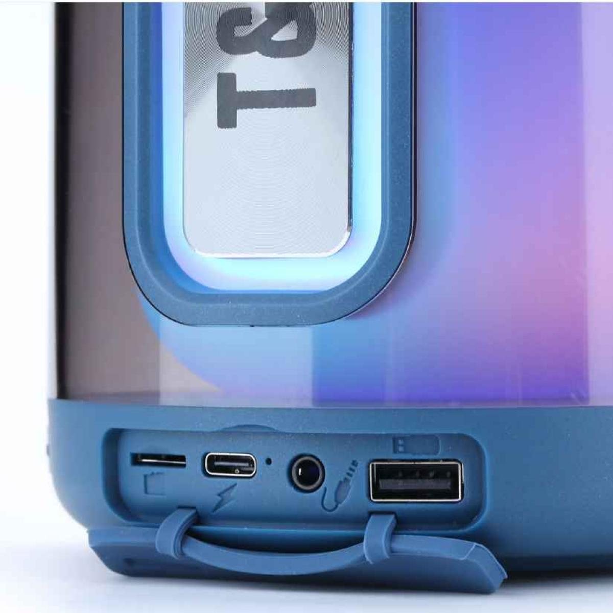 Nahaufnahme eines blauen Lautsprechers mit Eingängen. Er hat ein metallisches Panel mit den Buchstaben T8. Anschlüsse sind USB, Audioanschluss und Micro-USB.