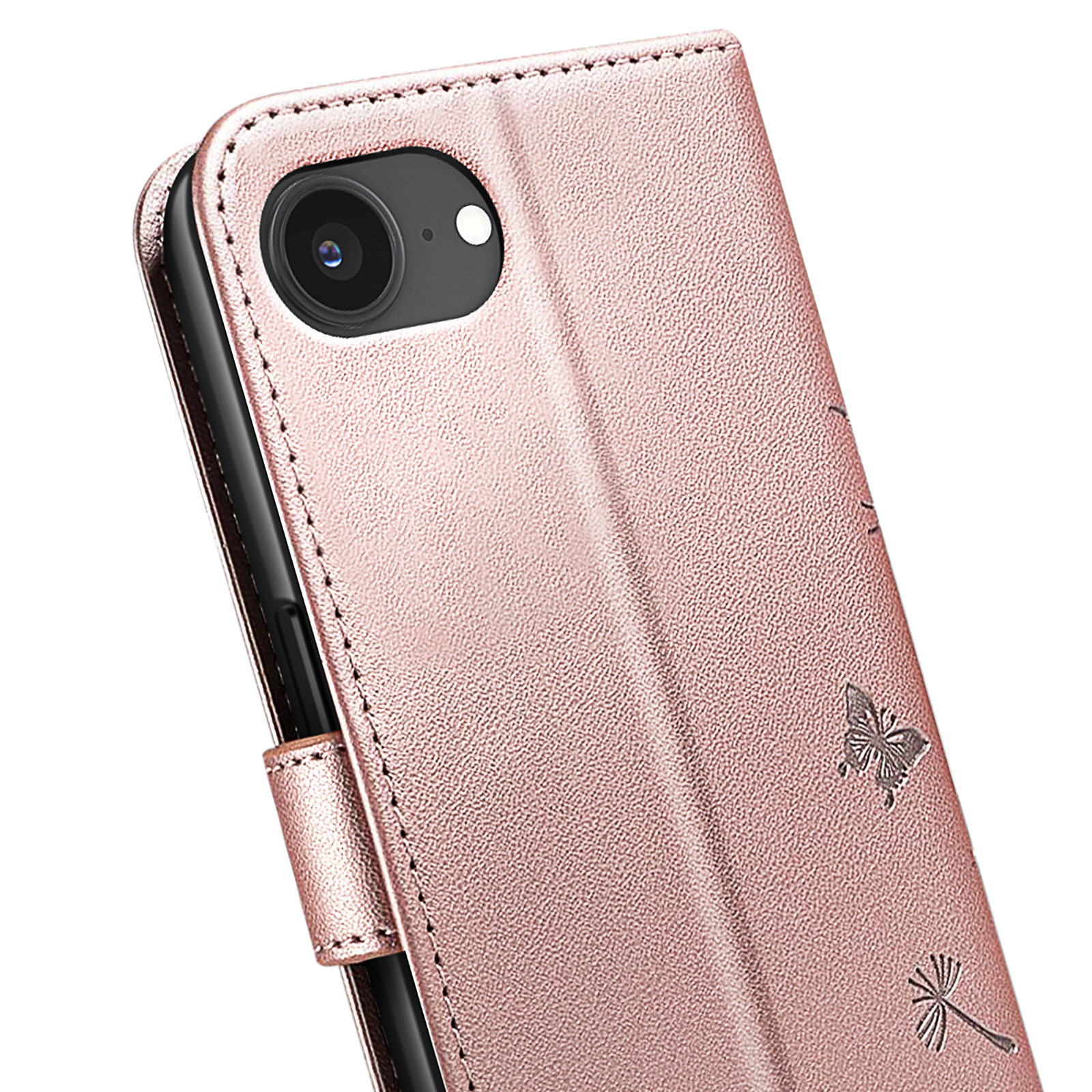 Una custodia per telefono color oro rosa con bordi cuciti. Ha un ritaglio per la fotocamera e disegni a rilievo di farfalle e denti di leone.