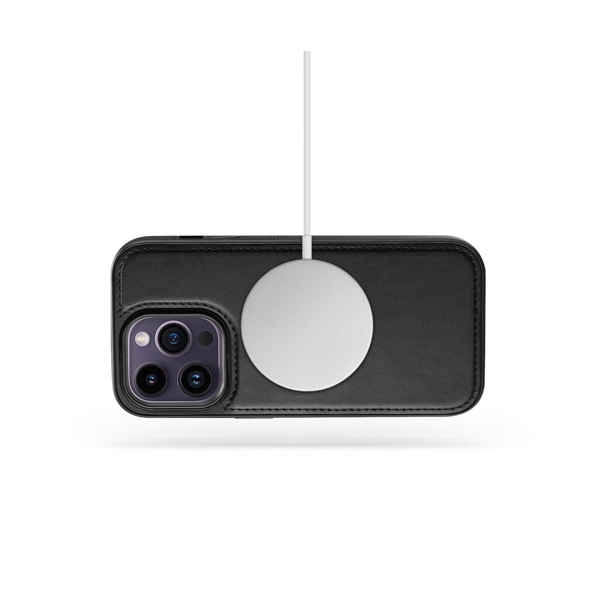 Ein schwarzes iPhone mit Lederhülle wird kabellos geladen. Eine weiße Ladescheibe ist befestigt.