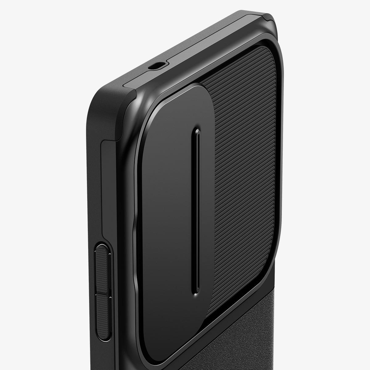 Primo piano di una custodia nera per telefono. Ha una copertura per la fotocamera, retro strutturato e pulsante del volume.